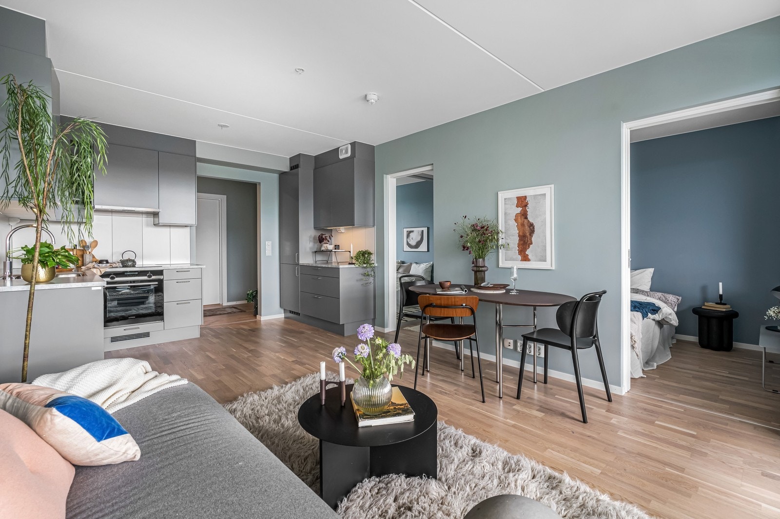 Mot kjøkken og spiseplass Galleribilde