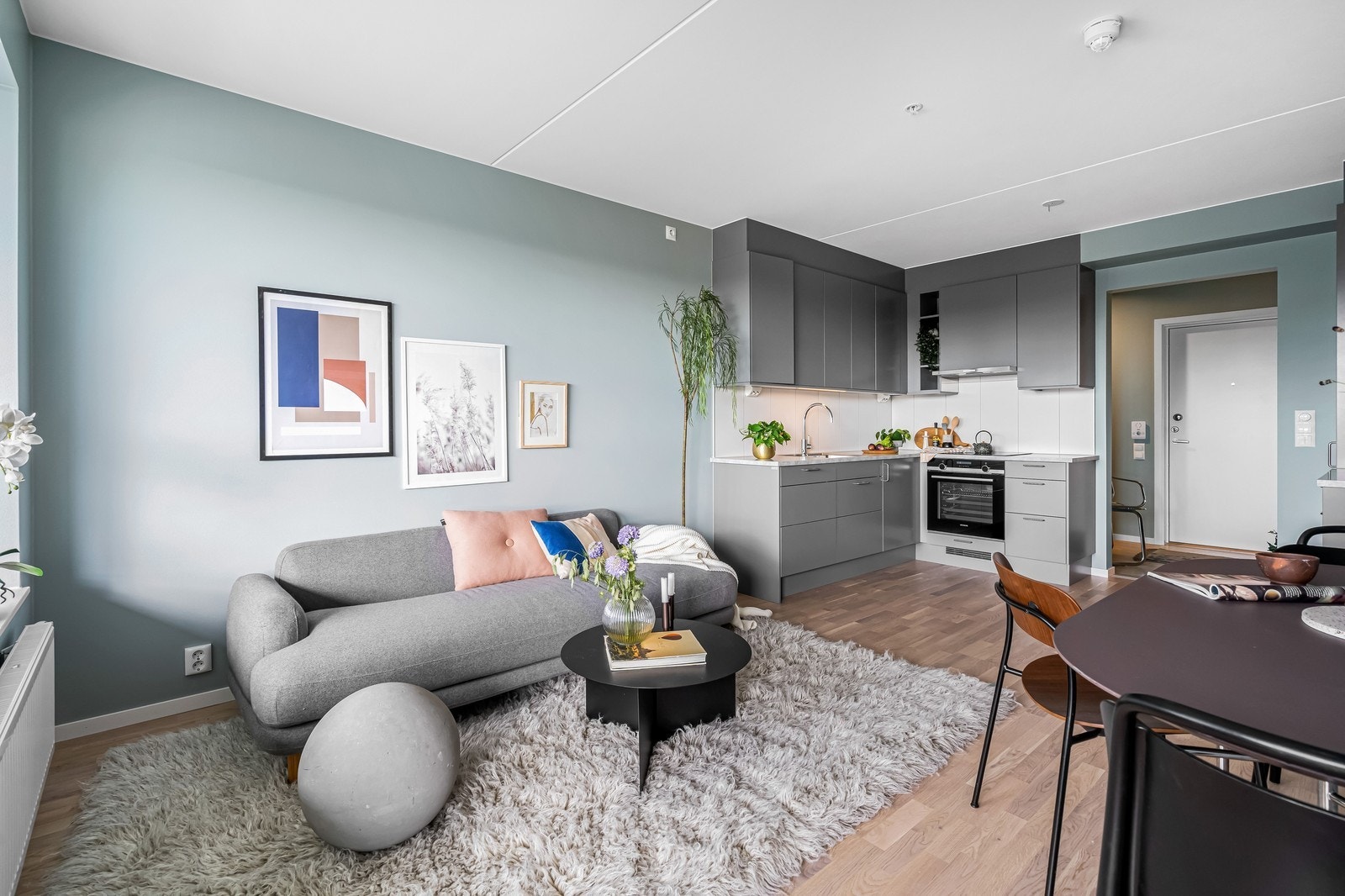 Leiligheten er malt i tidsriktige farger Galleribilde