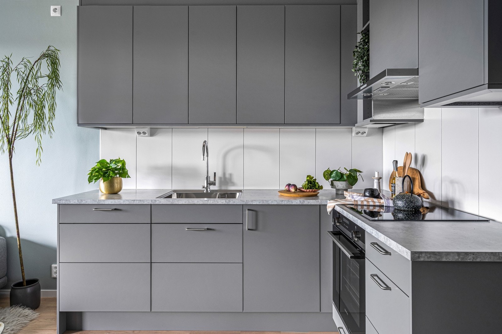 Kjøkkenkrok med hvitevarer Galleribilde