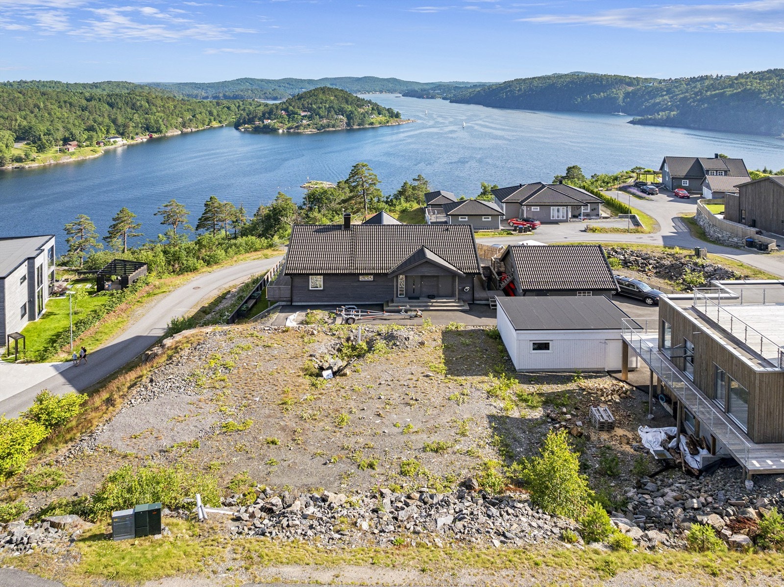 Grovplanert tomt til salgs i nyere nabolag sentralt i Tvedestrand. Galleribilde