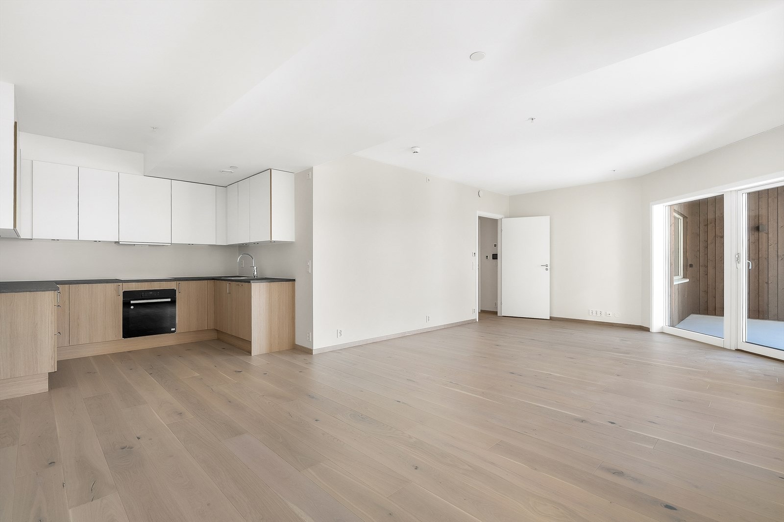 Moderne åpen løsning med spisestue, kjøkken og stue. Galleribilde