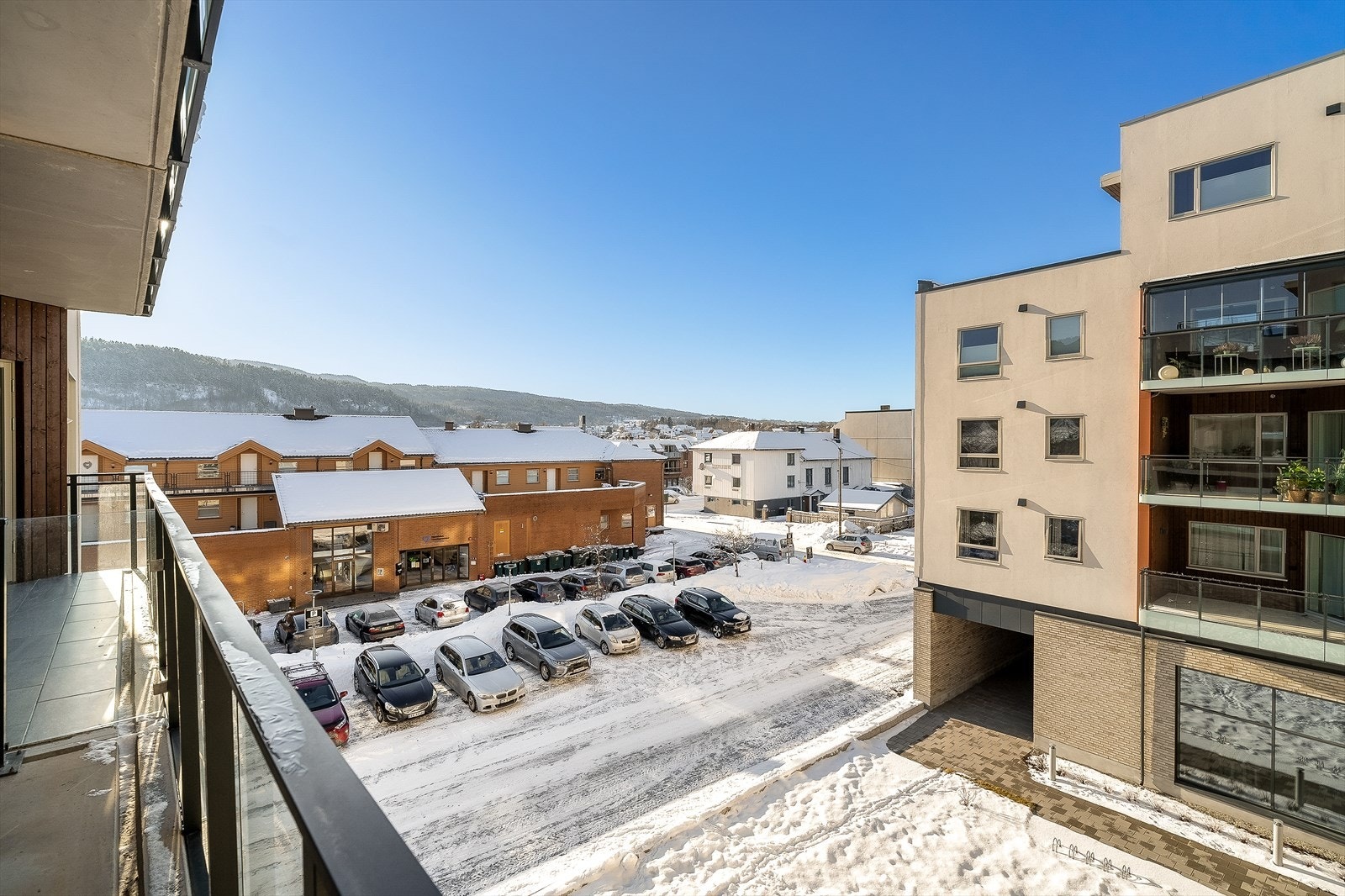 Det er umiddelbar nærhet til nærsenter, dagligvare, buss, barnehage, barneskole og idrettsanlegg. Galleribilde