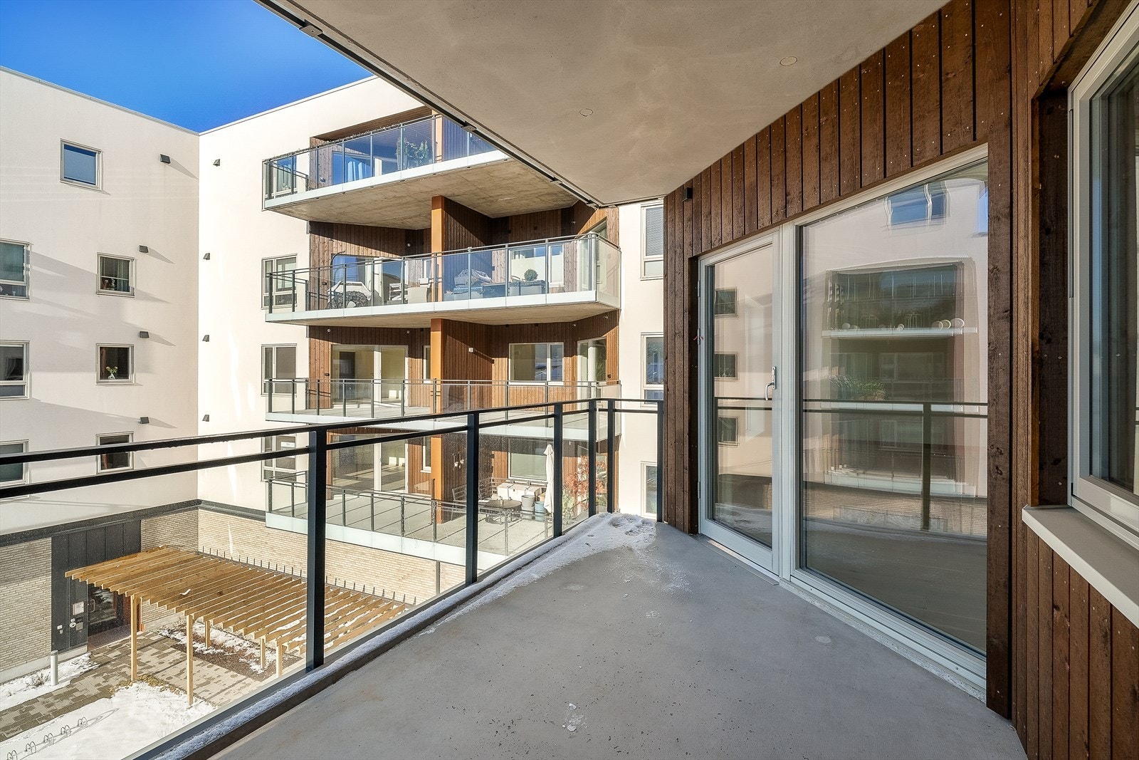 Romslig balkong på 10 kvm - perfekt for avslapning og uteplass med solrike dager. Galleribilde