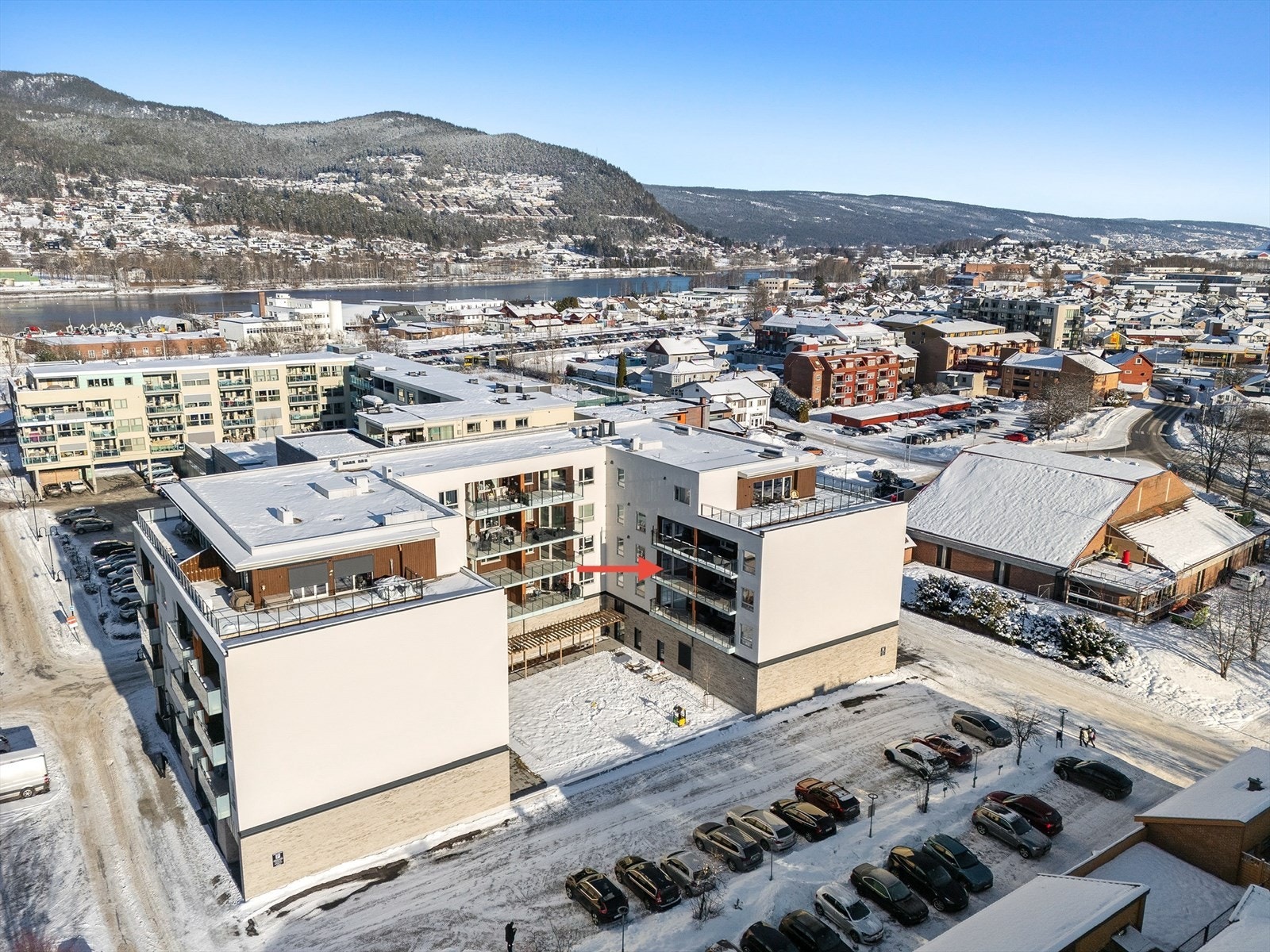 Boligblokk med markert balkong - midt i hjertet av Mjøndalen! Galleribilde