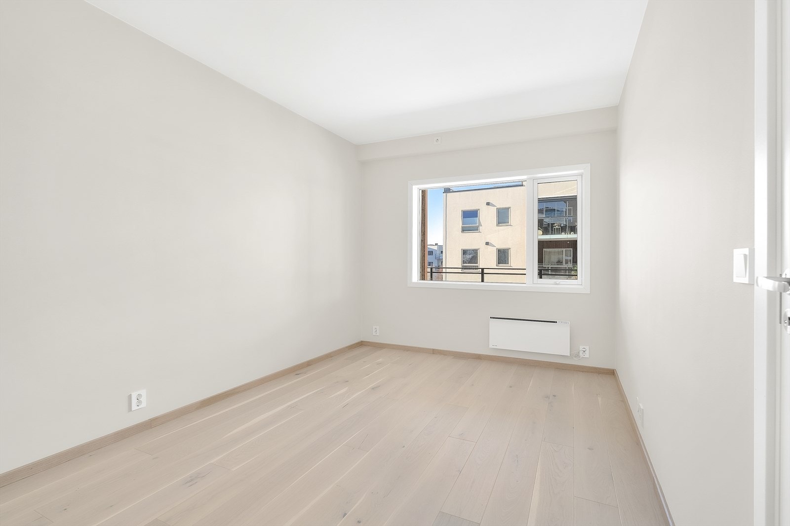 Romslig soverom på nær 14 kvm - lyst, luftig og klart for innredning! Galleribilde