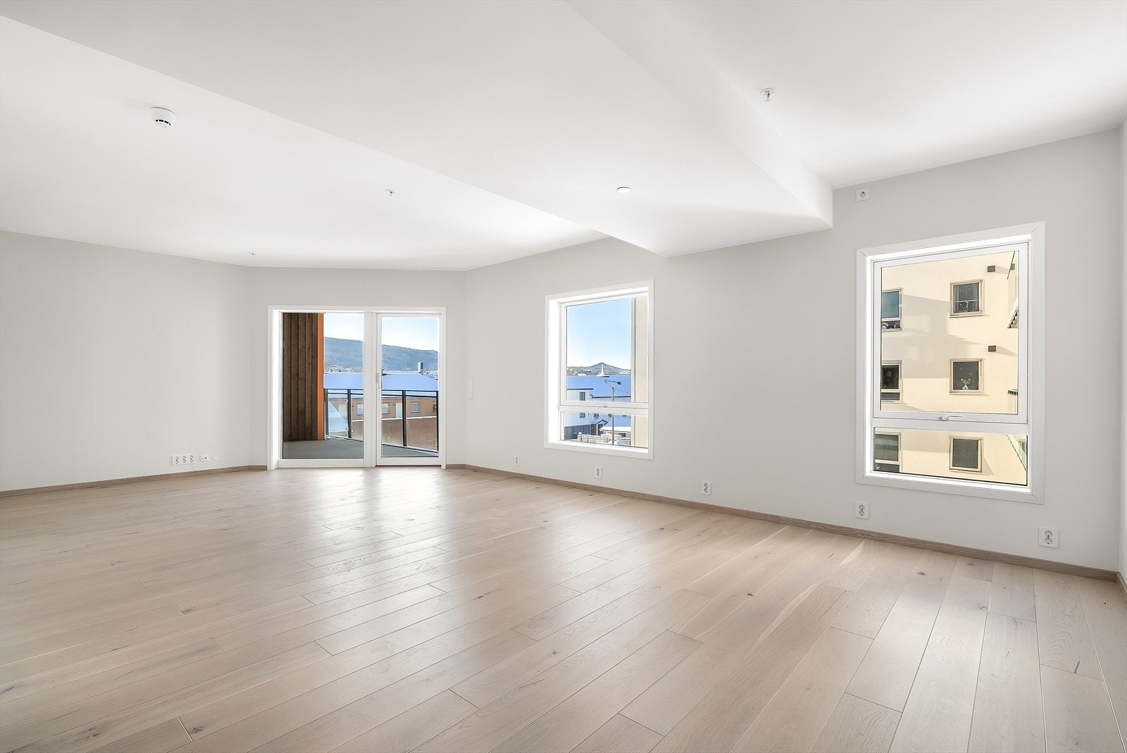 Stuen har en stor og romslig layout, ideell for både avslapning og underholdning, med utgang til balkongen. Galleribilde