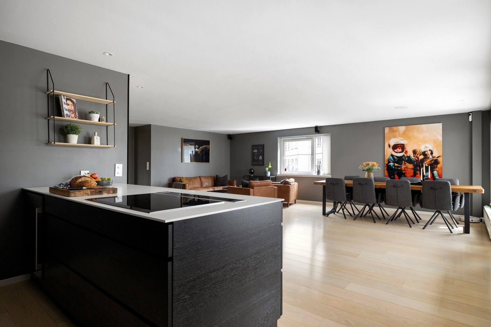 Leilighetens stue har god plass, og ligger i en delvis åpen løsning mot kjøkkenet Galleribilde