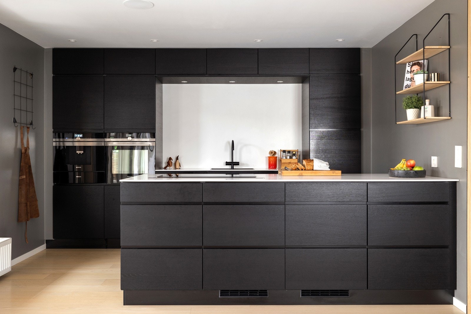 Videre har kjøkkenet underlimt vask og nedfelt platetopp i benkeplate Galleribilde