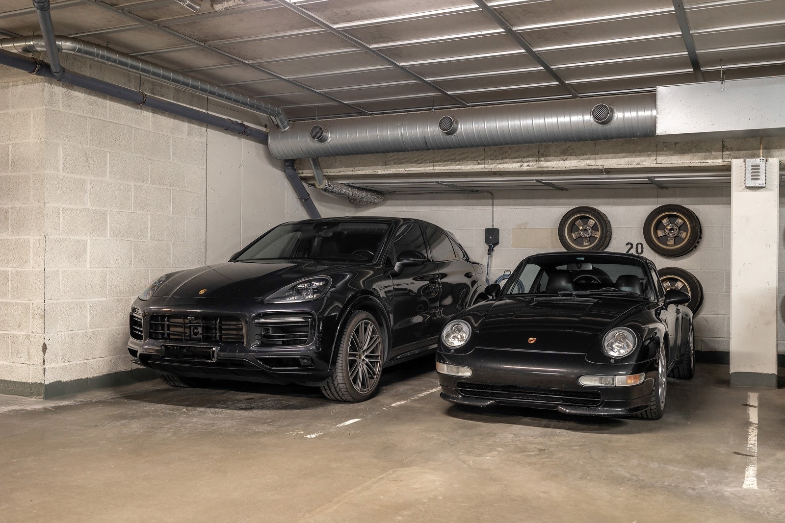 Det medfølger to romslige garasjeplasser i oppvarmet garasjekjeller. Garasjeplassene ligger ved siden av hverandre og nærmest oppgang. Det er installert Easee lader som er koblet til egen måler Galleribilde