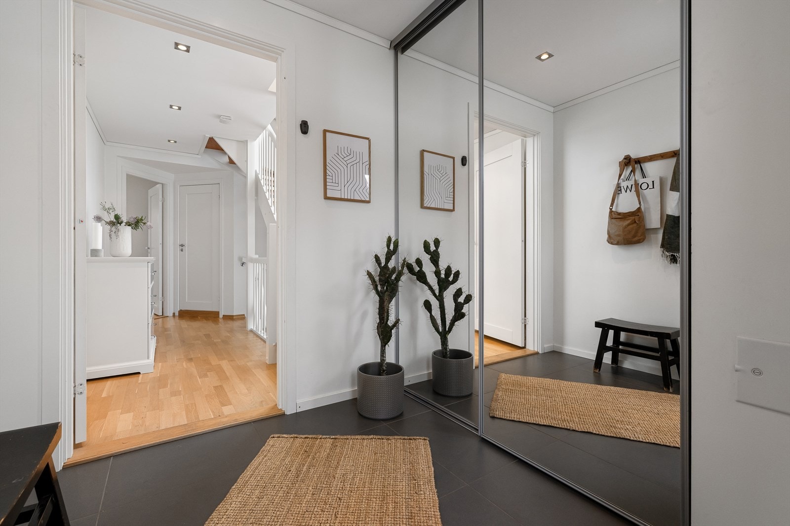 Entre i 1. etasje med flislagt gulv med varmekabler og skyvedørsgarderobe Galleribilde