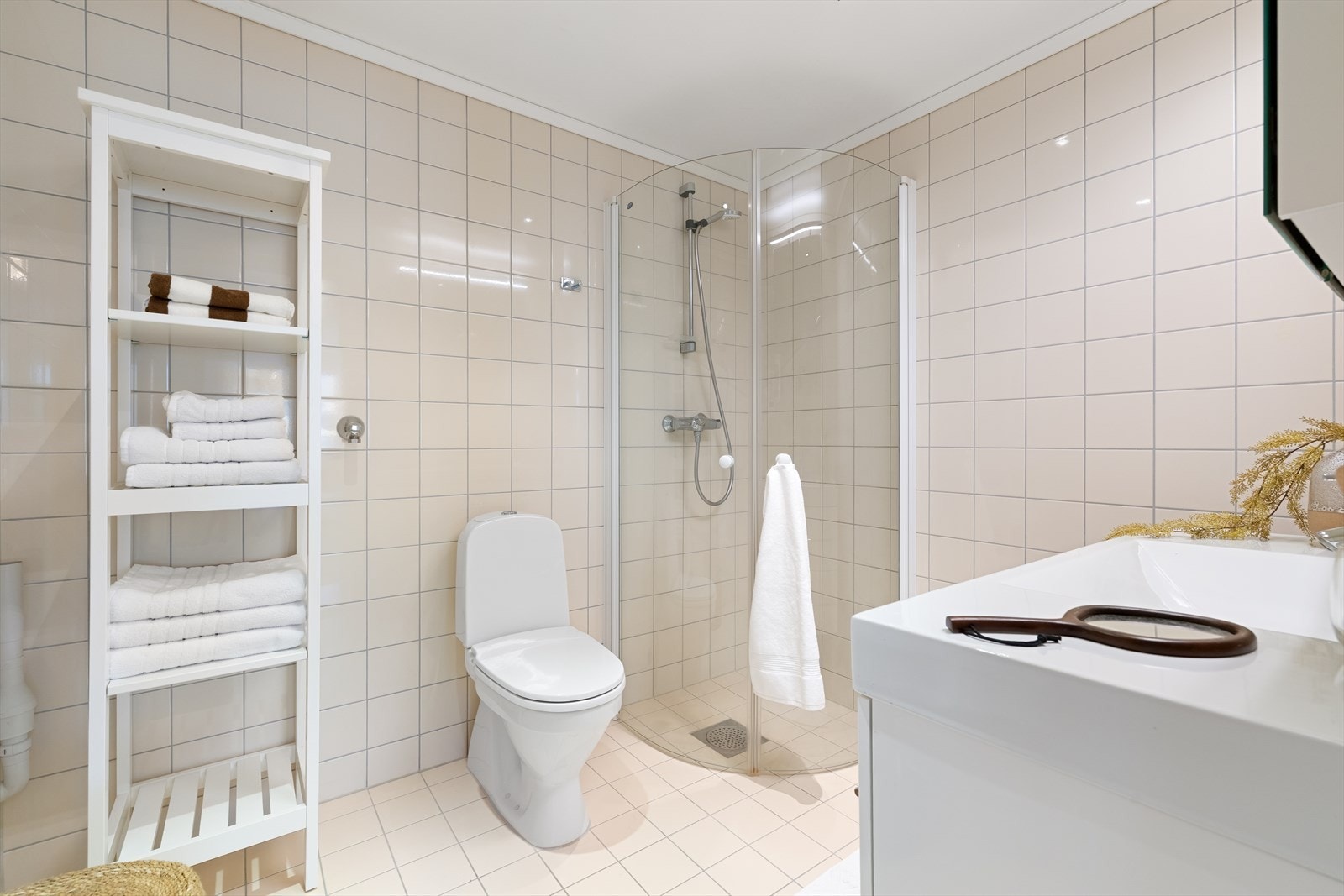 Helfliset bad i underetasje med varmekabler i gulv, downlights i himling og opplegg for vaskemaskin Galleribilde