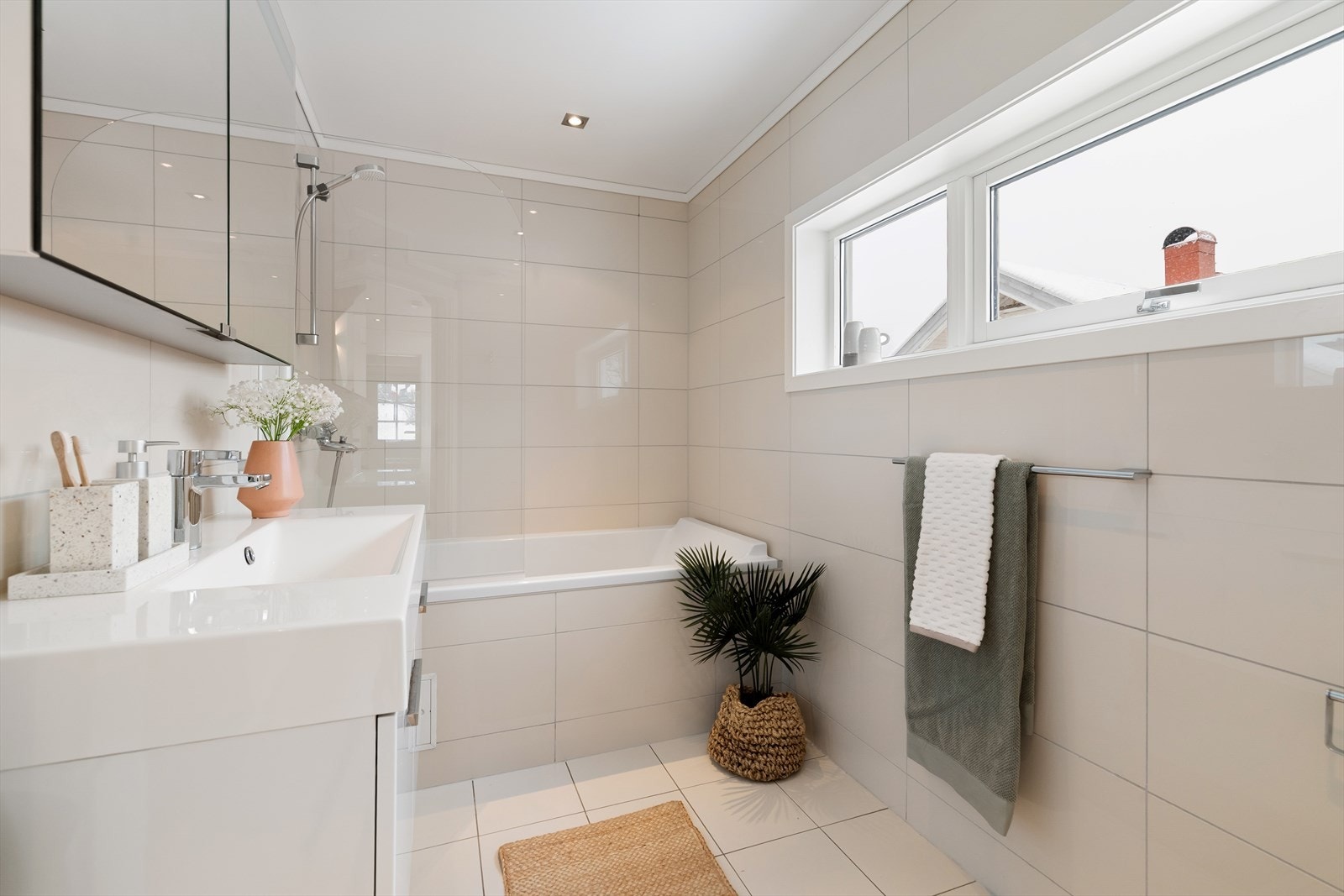 Helfliset bad i 1. etasje med varmekabler i gulv og downlights i himling Galleribilde