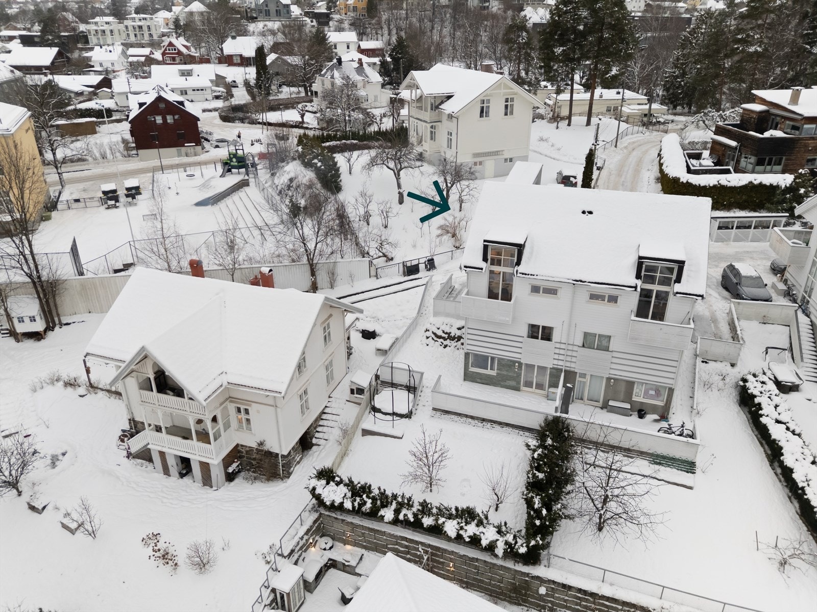 Eiendommen har en attraktiv og barnevennlig beliggenhet, omkranset av nydelige og grønne omgivelser. Rolig og tilbaketrukket, samtidig meget sentralt Galleribilde