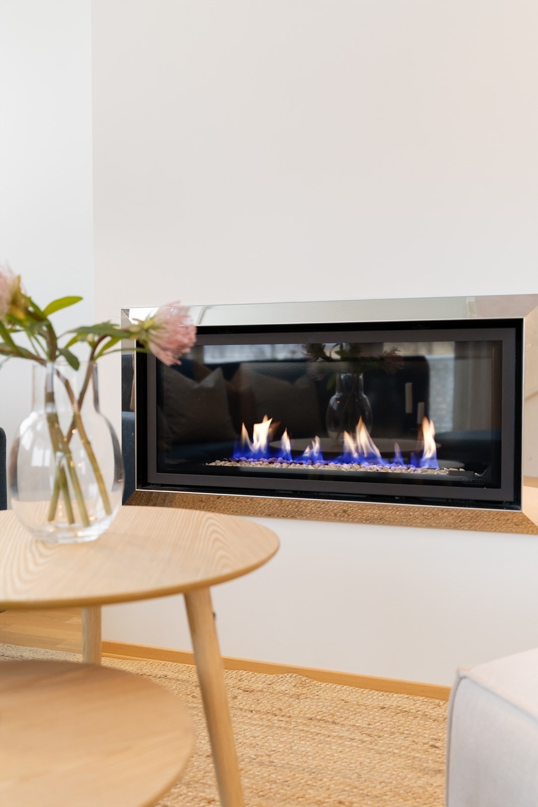 En stemningsfull gasspeis tilfører både varme og hygge, og gjør stuen til et naturlig samlingspunkt for familien Galleribilde