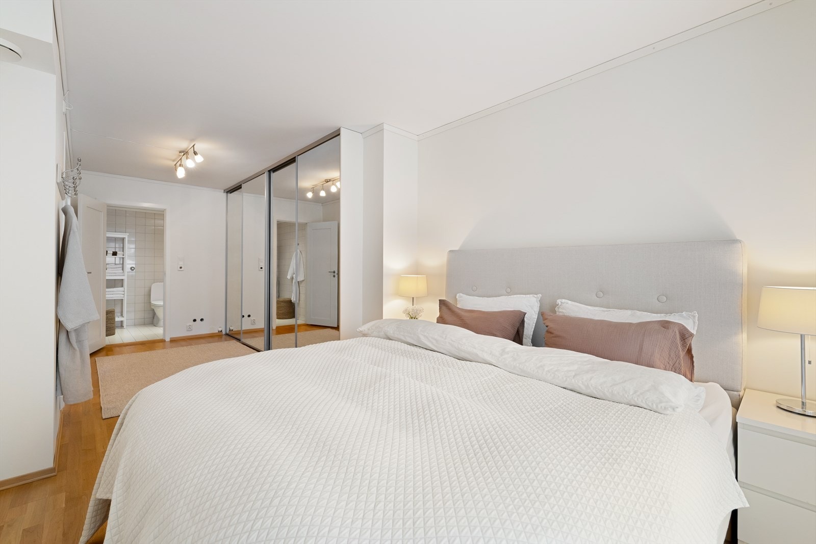 Hovedsoverommet har rikelig med oppbevaringsmuligheter i stor skyvedørsgarderobe Galleribilde