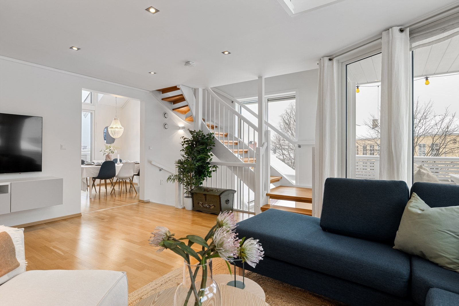 Stuen har parkettgulv, lysmalte veggflater og downlights i himling. Både de innvendige og utvendige veggflatene ble sist malt i 2025 Galleribilde