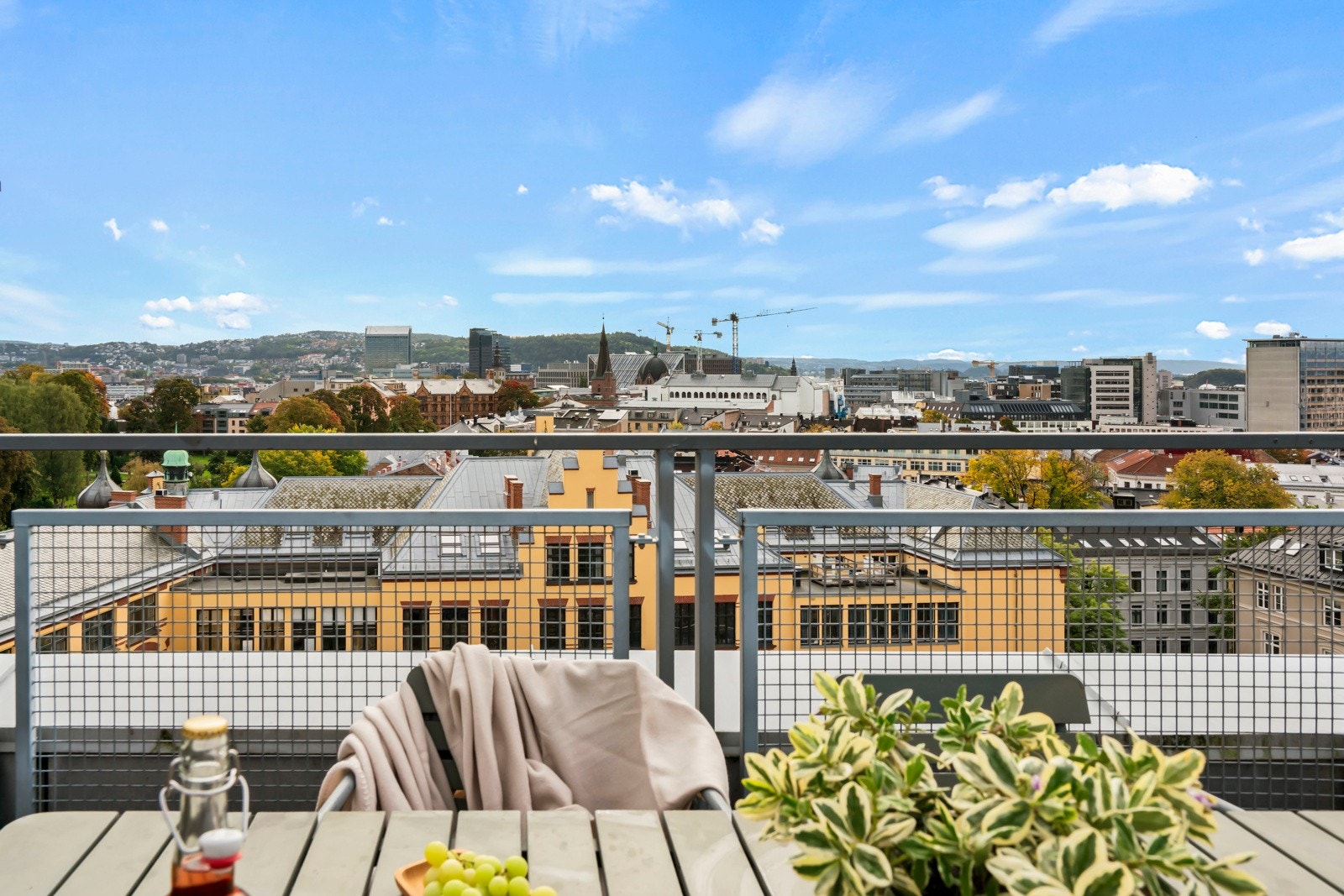 Her får du en fantastisk utsikt over byen og gode solforhold hvor solfylte dager kan nytes. Galleribilde