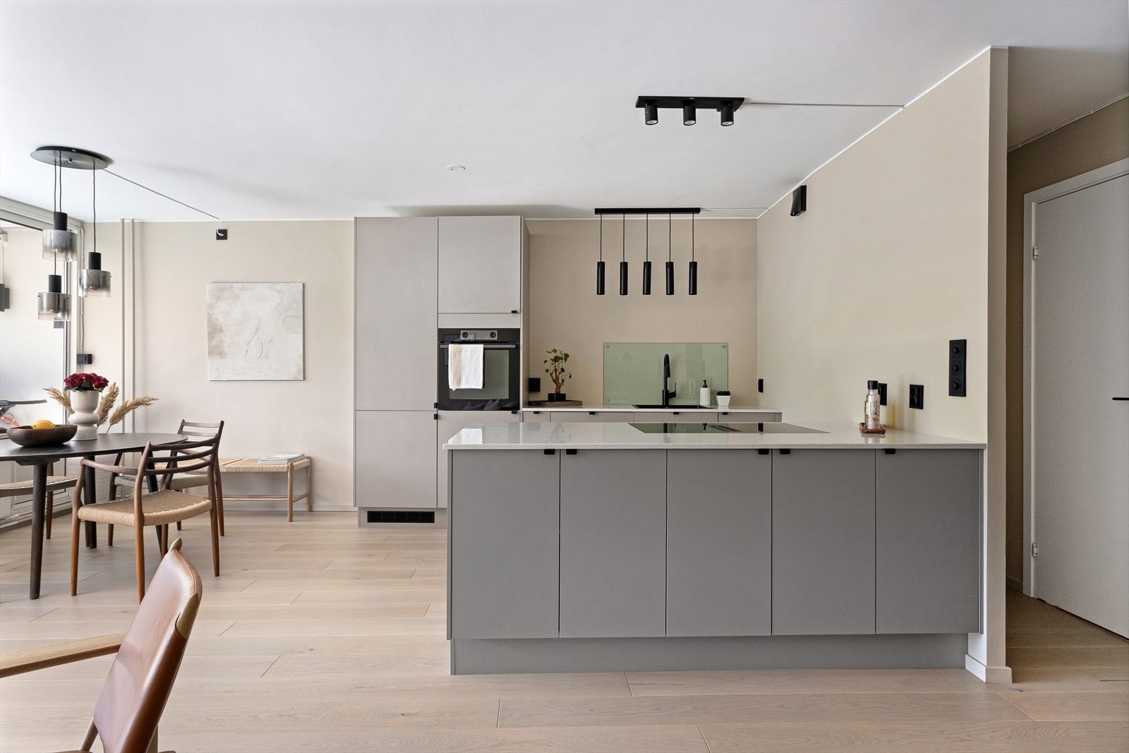 Romslig kjøkken med god skap og benk plass. Galleribilde