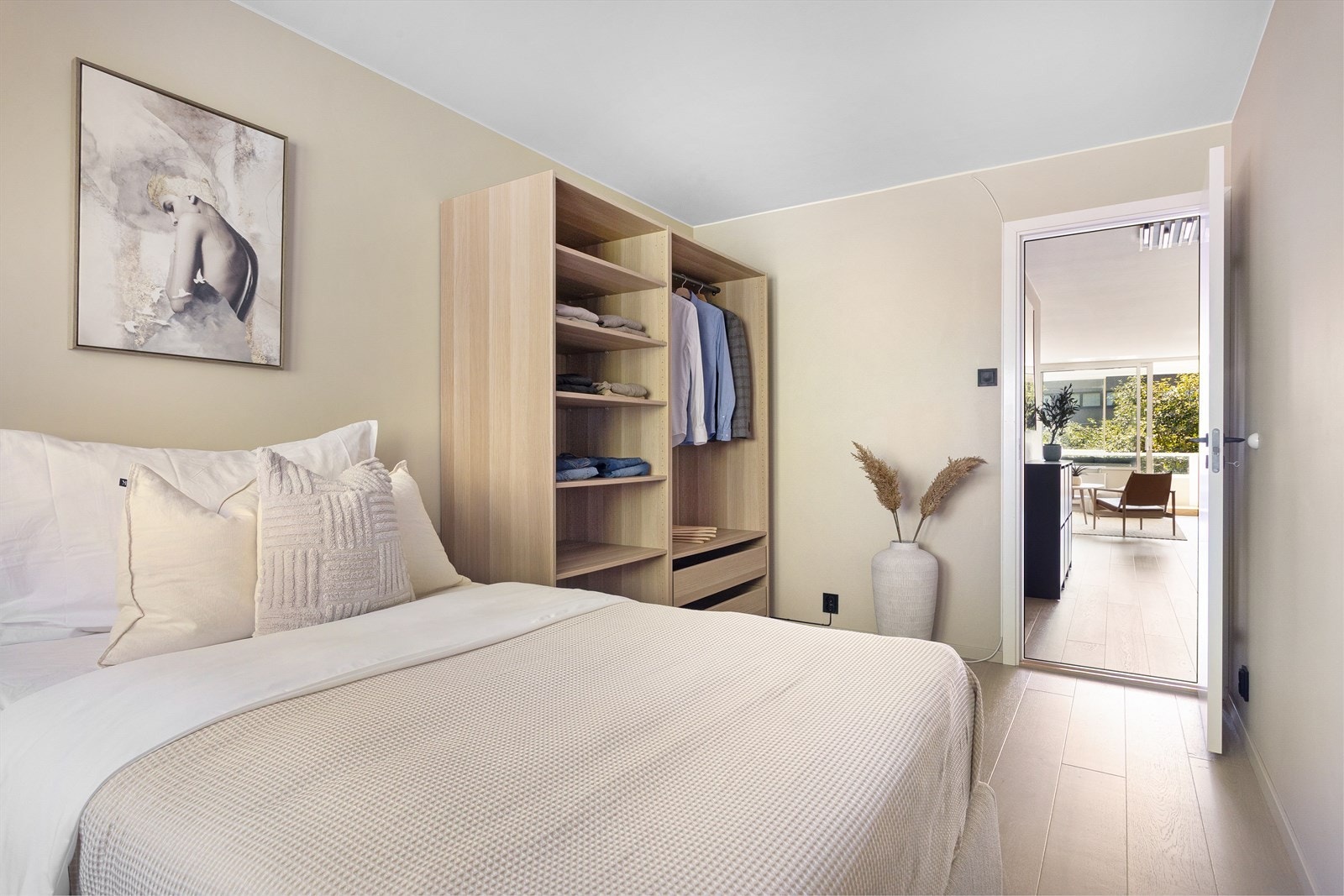 Soverom 2 med god plass til dobbeltseng, garderobeskap, nattbord og etc. Galleribilde