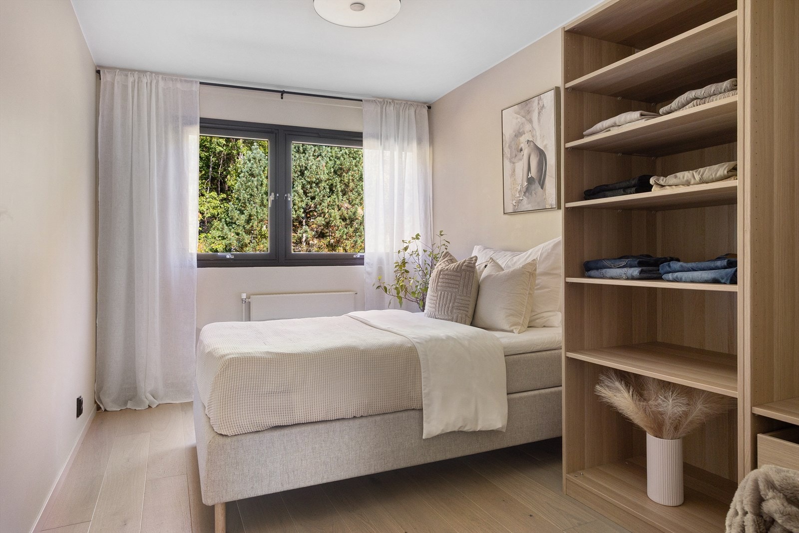 Soverommet er vendt mot rolig bakside uten innsyn. Galleribilde