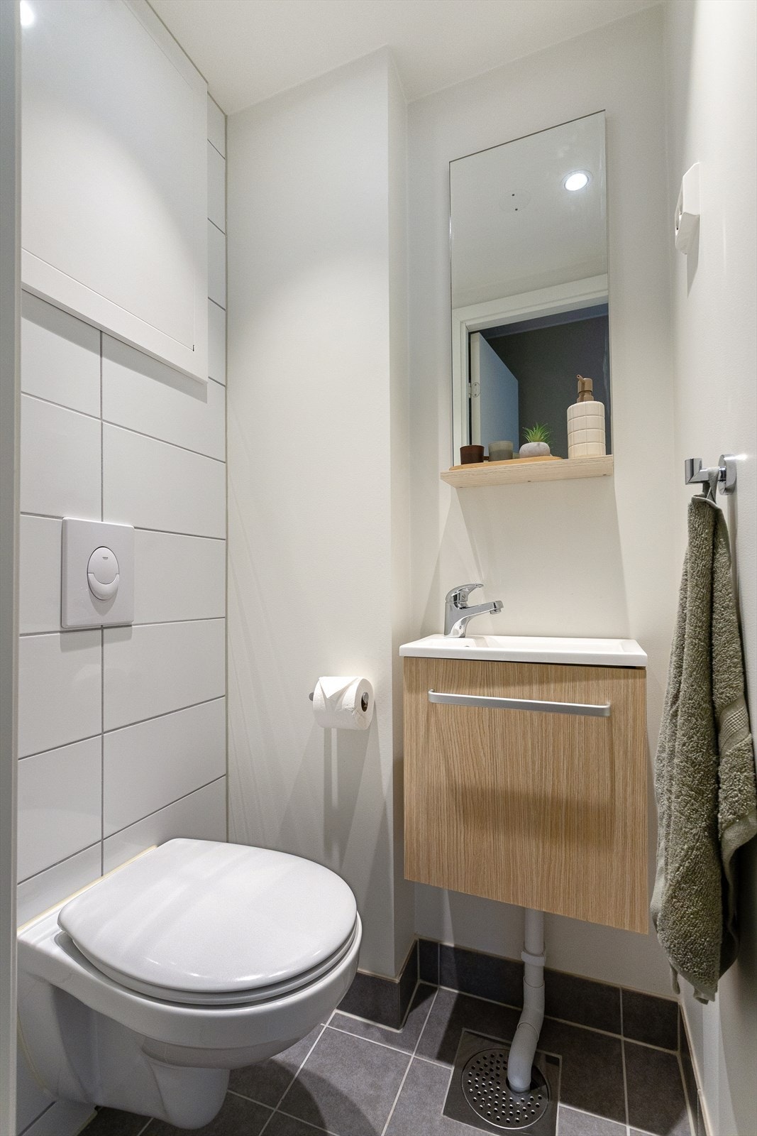 Toalettrom fra 2021 renovert i regi av borettslag, gulvet er utstyrt med varmekabler Galleribilde