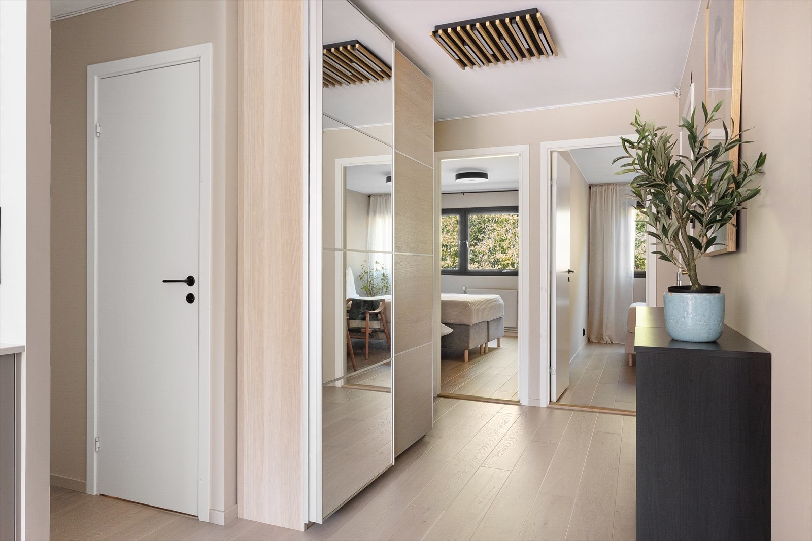 Velkommen inn! Entrè med plass til oppbevaring av sko og yttertøy. Galleribilde