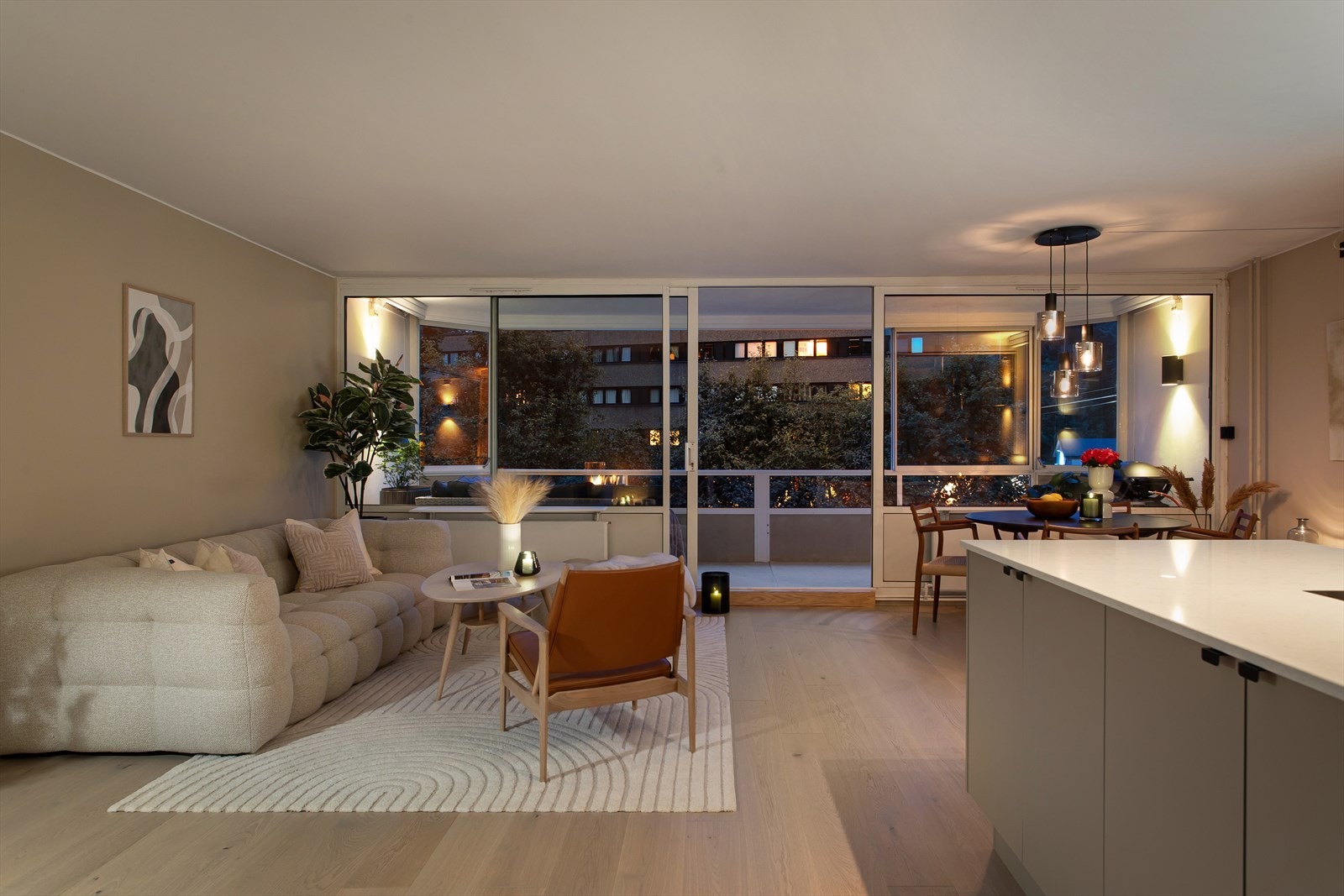 Stor stue med god plass til stor sofa, tv-benk, spisebord, og etc. Galleribilde