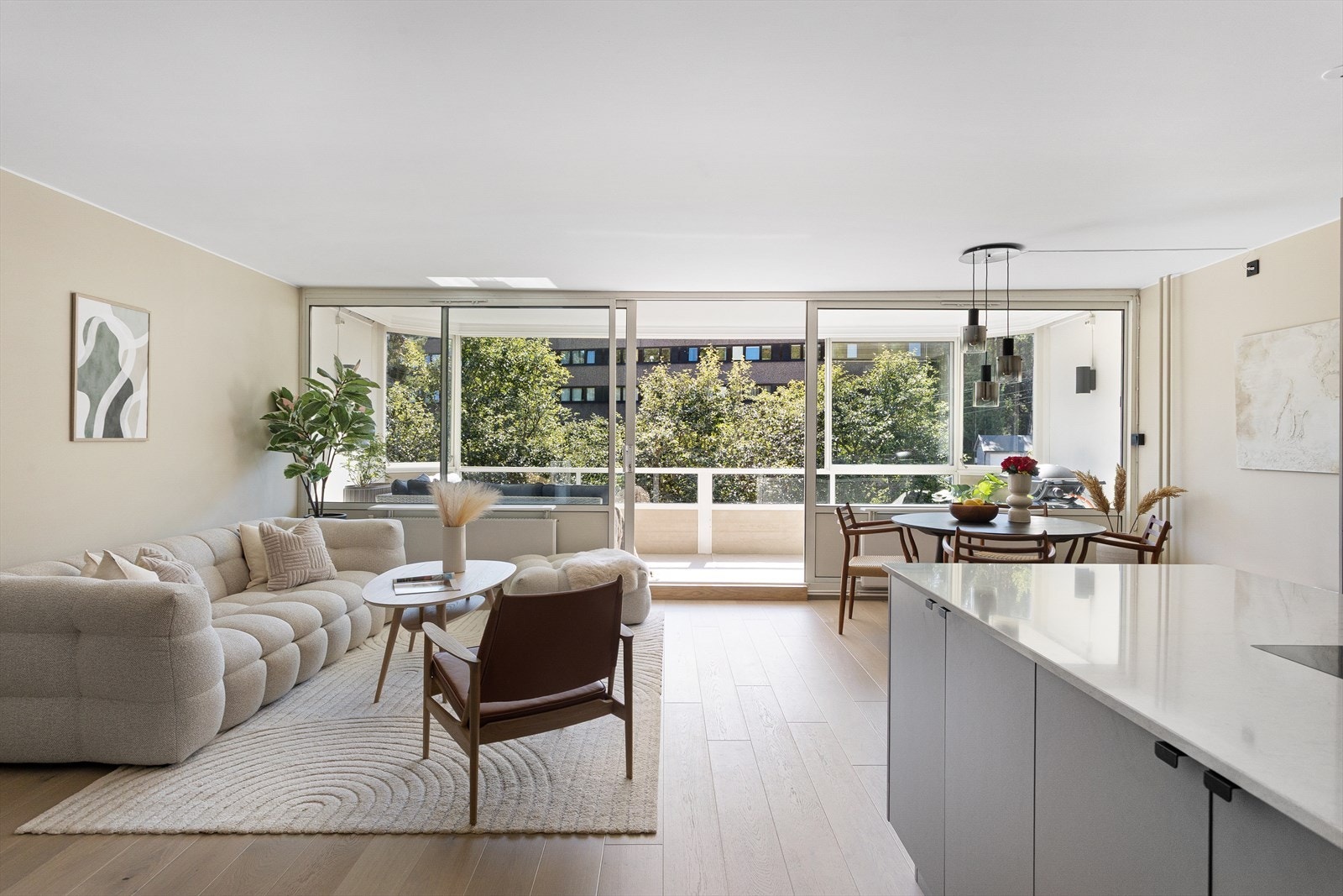 Store vindusflater gir rikelig med naturlig lysinnslipp. Galleribilde