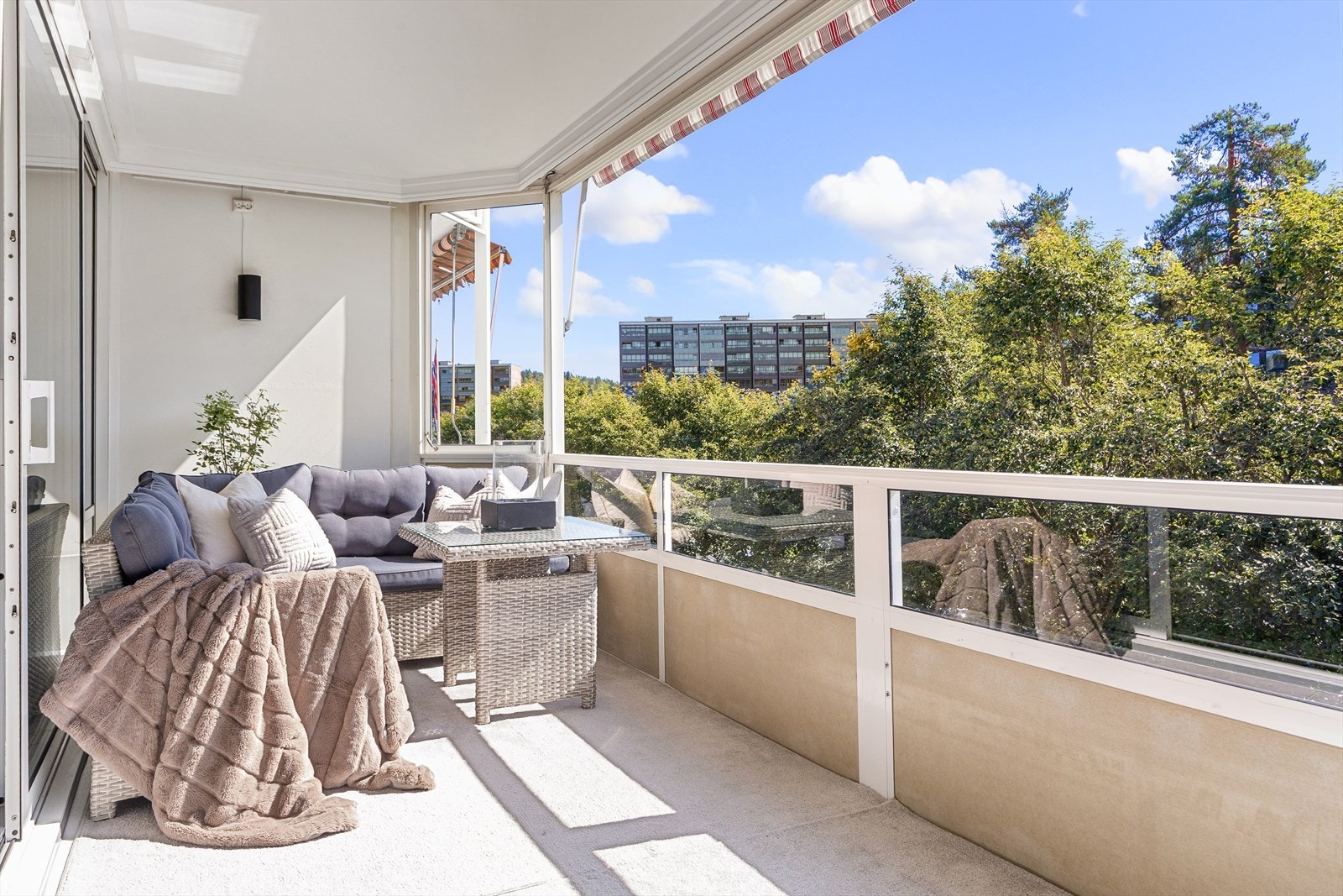 Fra stue er det utgang til sydvendt Innglasset balkong på 13m ² med gode solforhold og flott utsikt mot naturskjønne omgivelser. Galleribilde