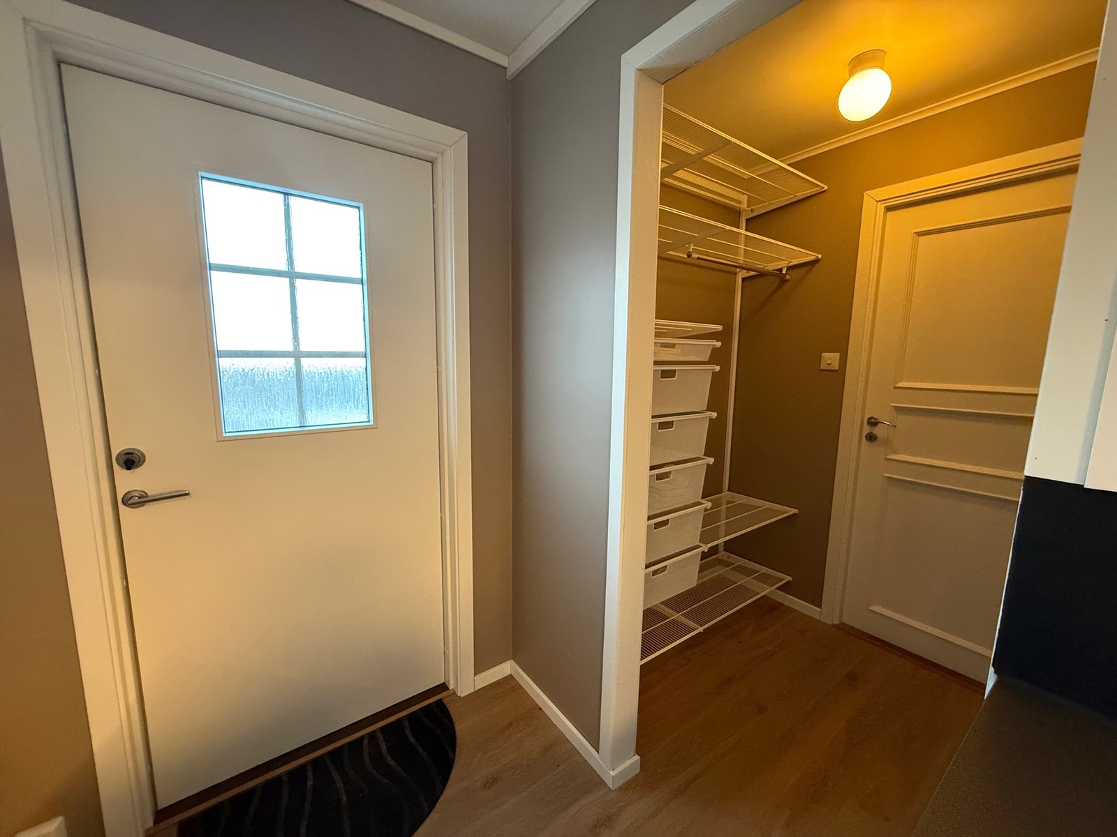 Inngangsparti og garderobe Galleribilde