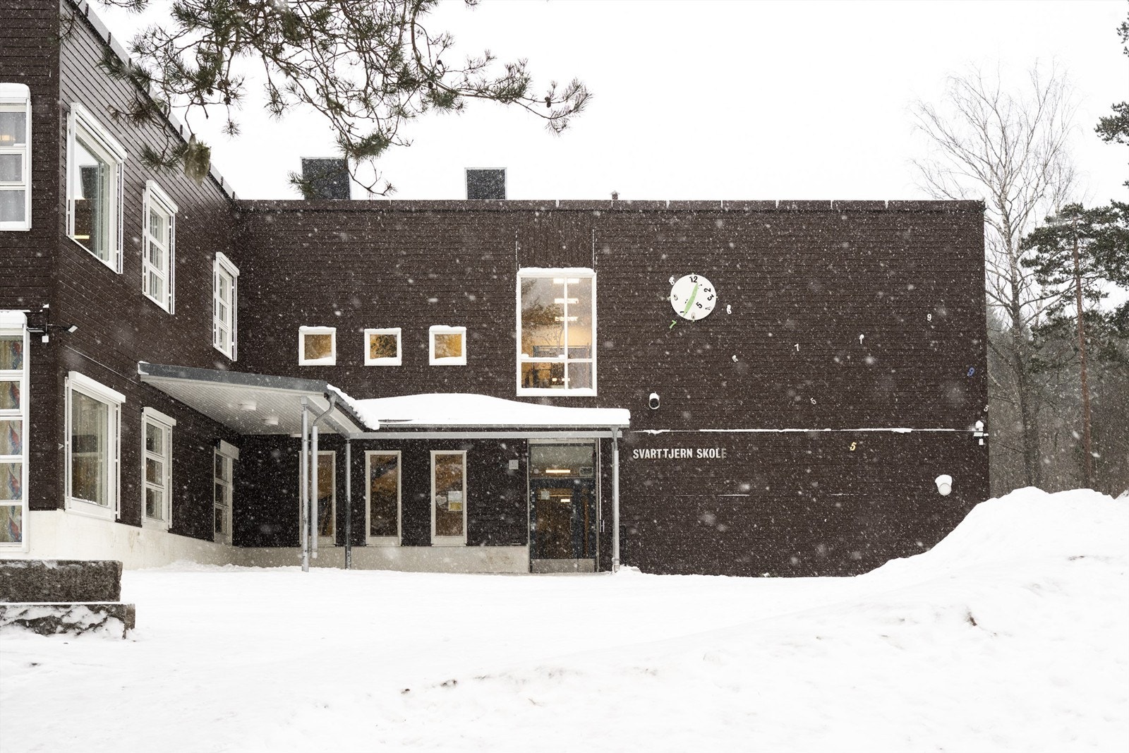 Fra eiendommen er det gangavstand til Svarttjern og Tiurleiken barneskole, og for elever i ungdomstrinnene er det kort vei til Bjøråsen ungdomsskole. Det finnes flere videregående skoler i nærliggende områder, samt et godt utvalg av barnehager Galleribilde