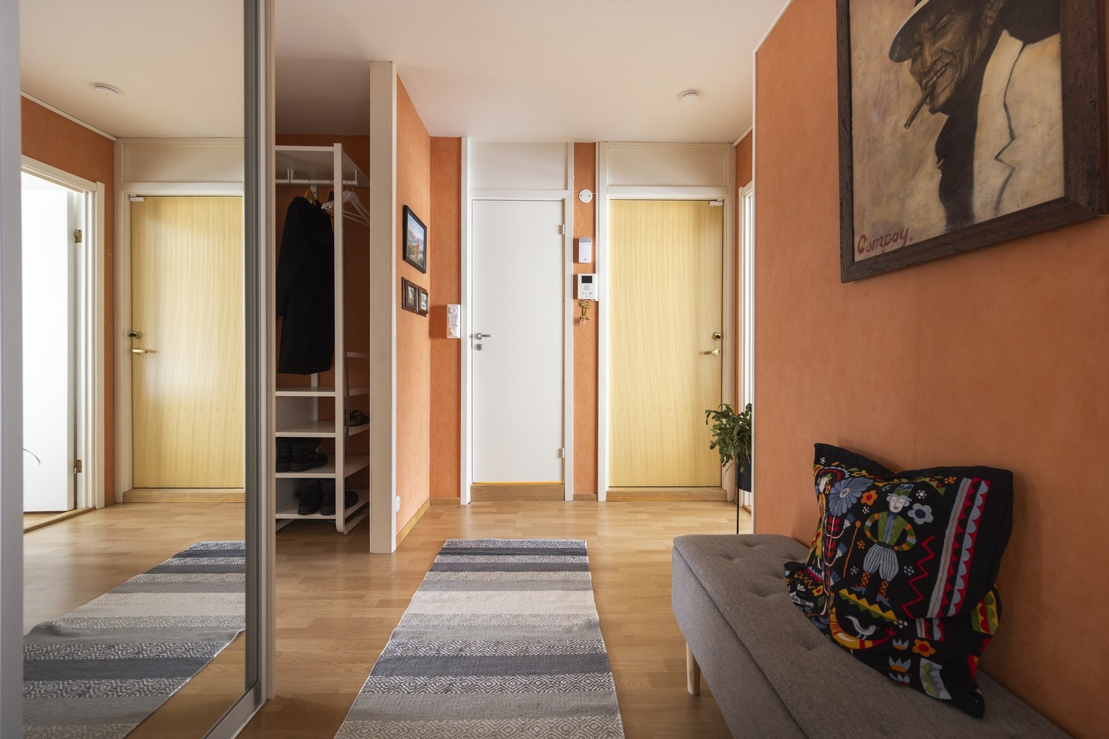 Velkommen inn! Leilighetens entré er lys og innbydende og gir et meget godt førsteinntrykk av boligen. Her er det god garderobeplass med oppbevaring og mulighet til å henge fra seg yttertøyet Galleribilde