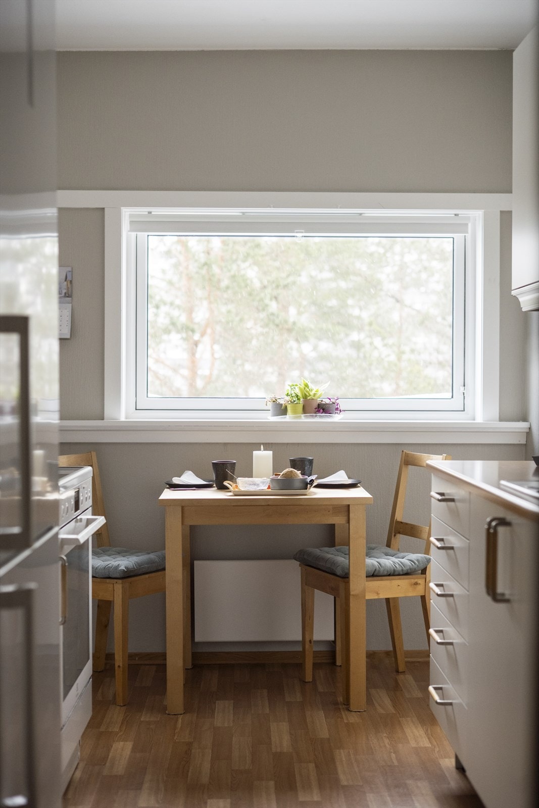 Man får også plass til et lite frokostbord hvor man kan nyte morgenkaffen Galleribilde