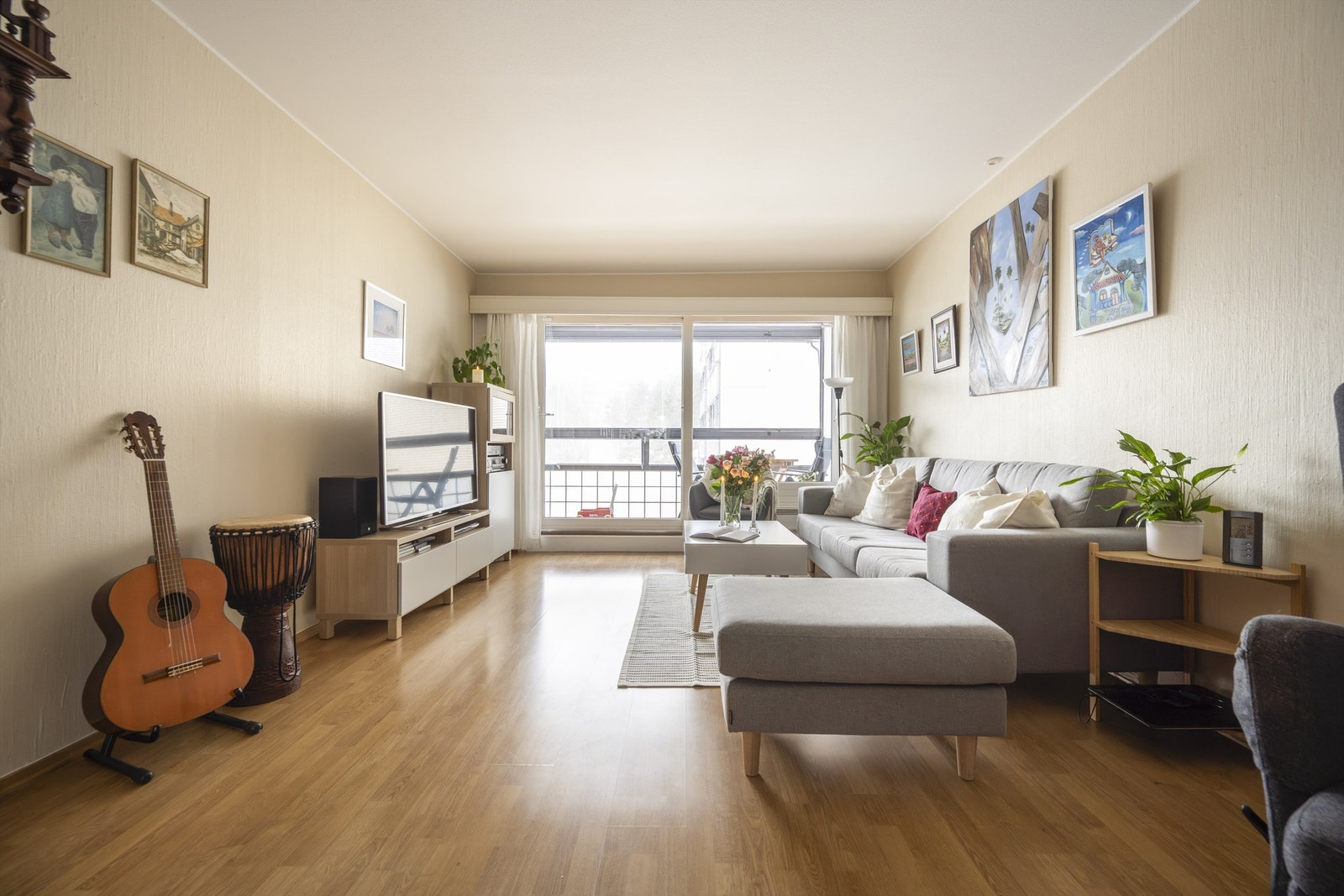 Her får du en innbydende og flott 3-roms andelsleiligheten beliggende i 3. etasje med heis. Foto: Martine Eren Studio Galleribilde