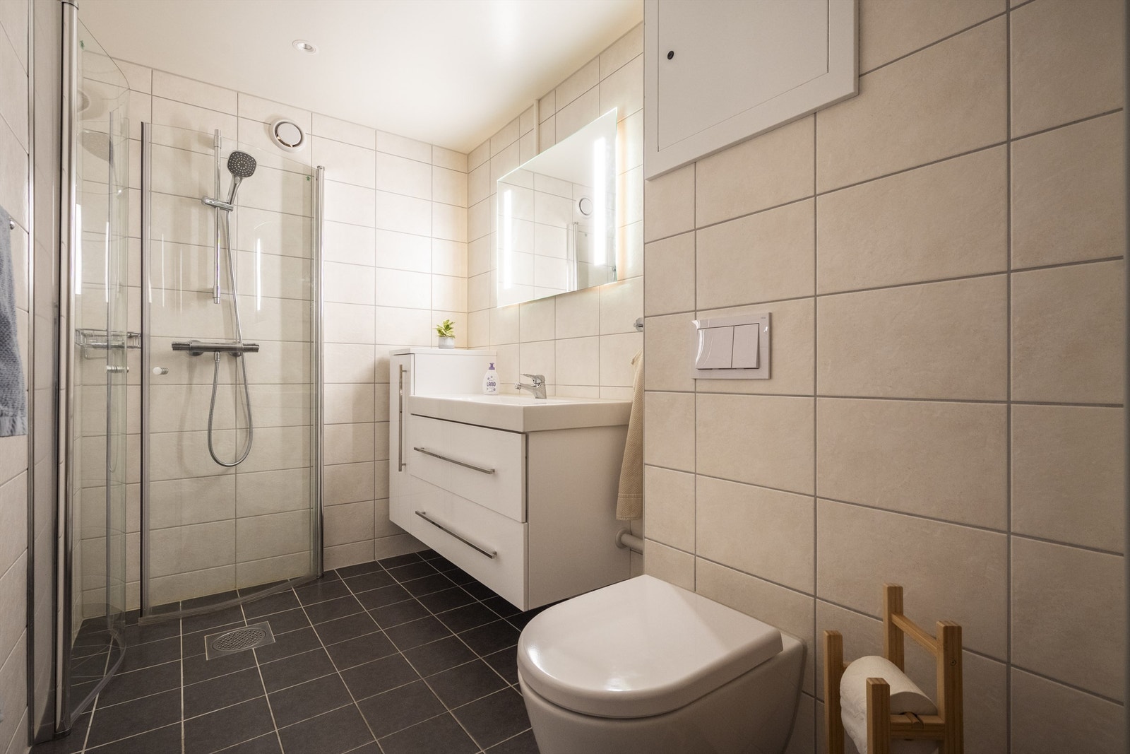 Badet er fra 2018 og er pent flislagt på gulv og vegger med varme i gulvet Galleribilde