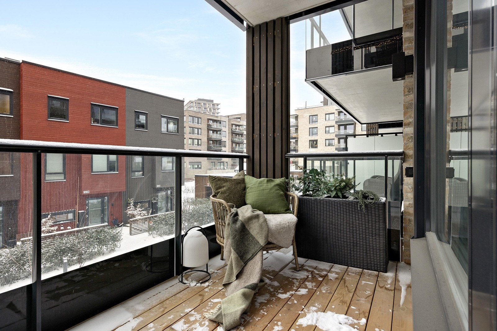 Balkongen er utstyrt med tregulv, belysning og strømuttak Galleribilde