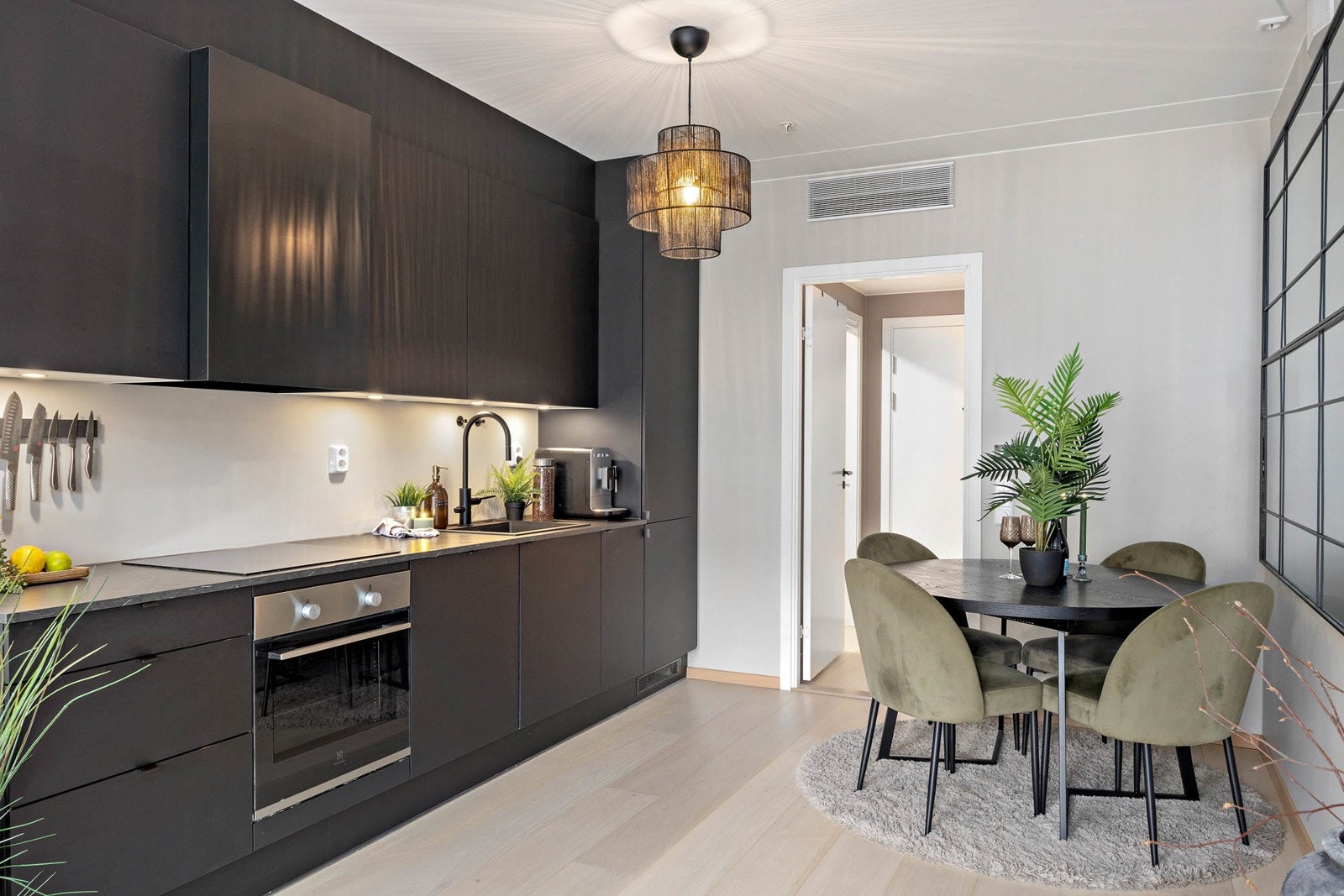 Lekkert kjøkken med moderne slette fronter Galleribilde