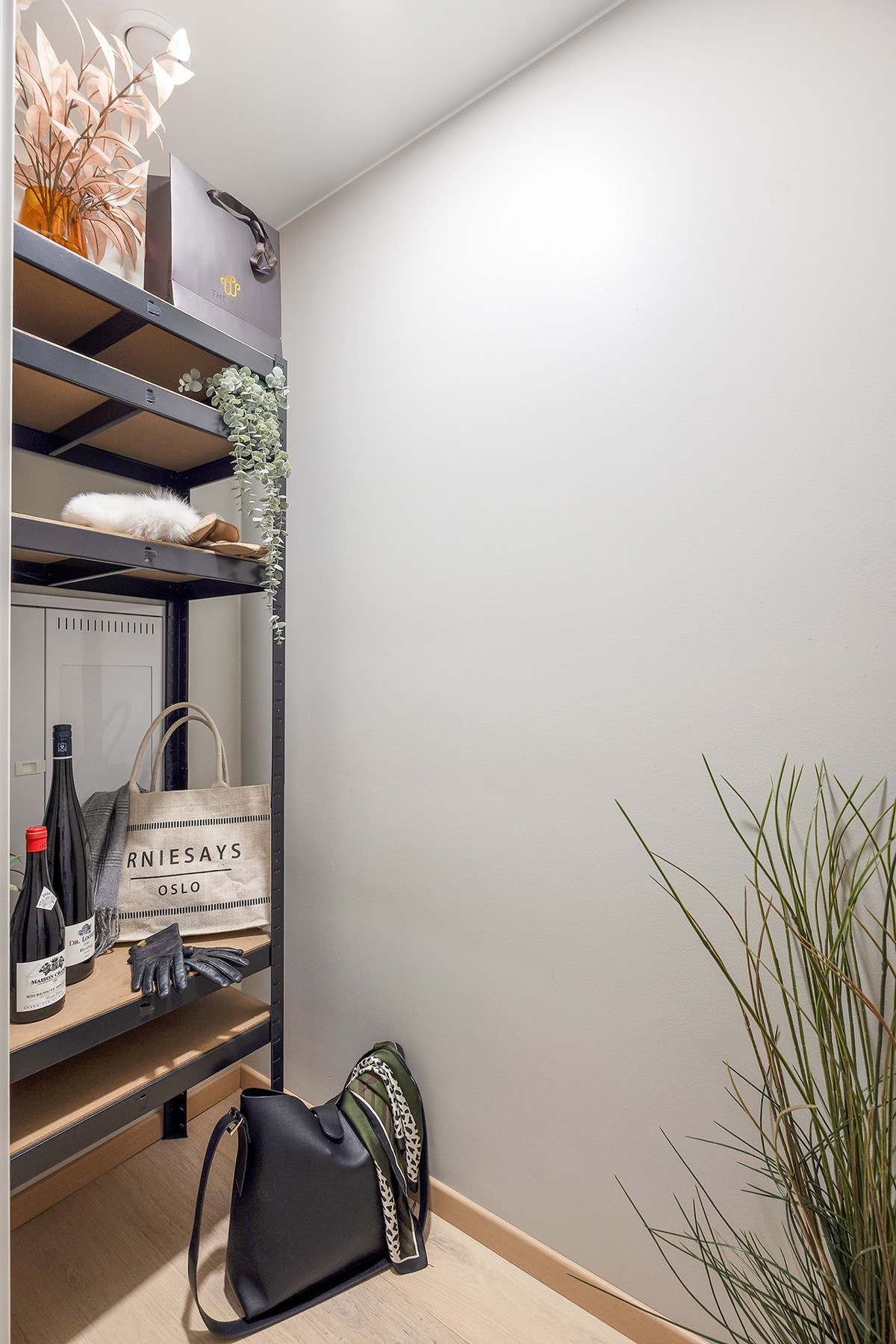 Innvendig bod med fine oppbevaringsmuligheter Galleribilde