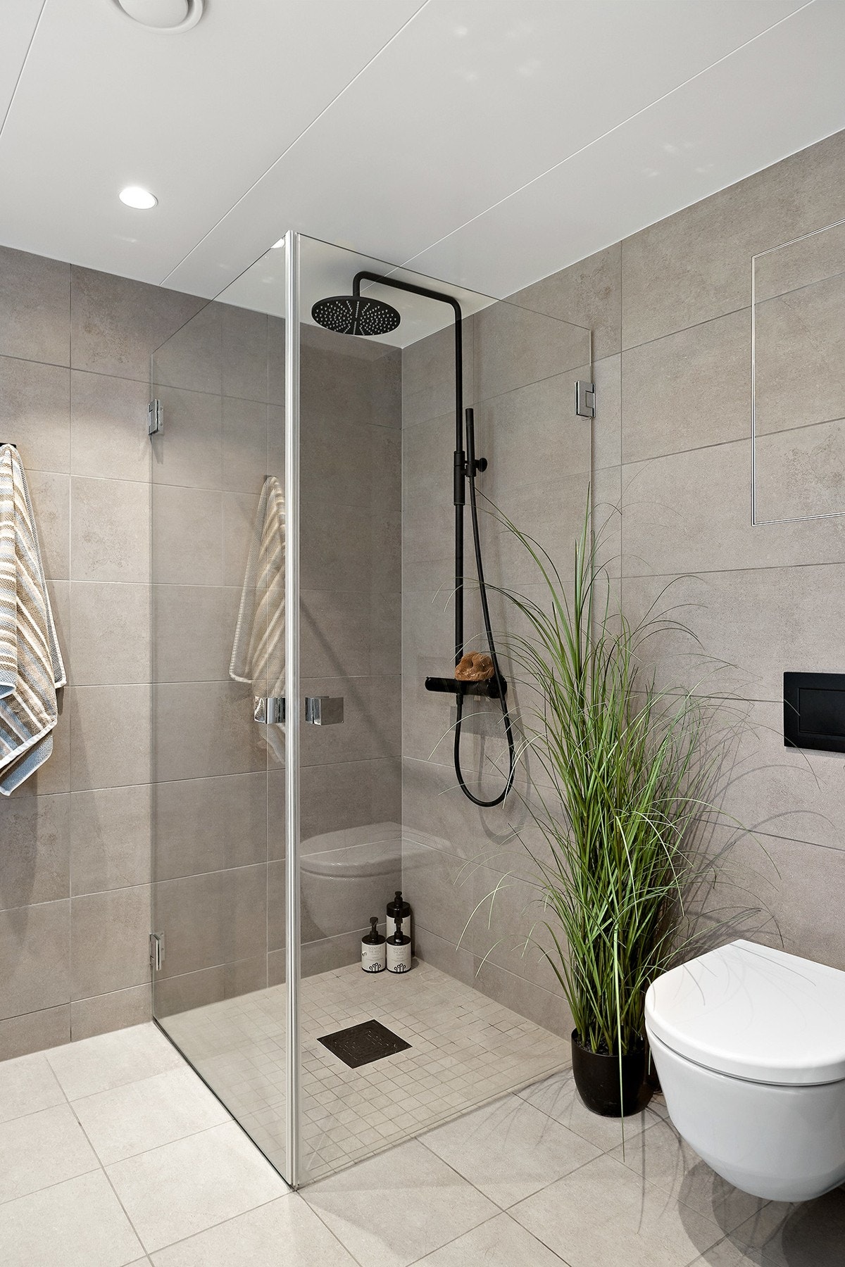 Veggklosett og inn- utadslående dusjvegger Galleribilde