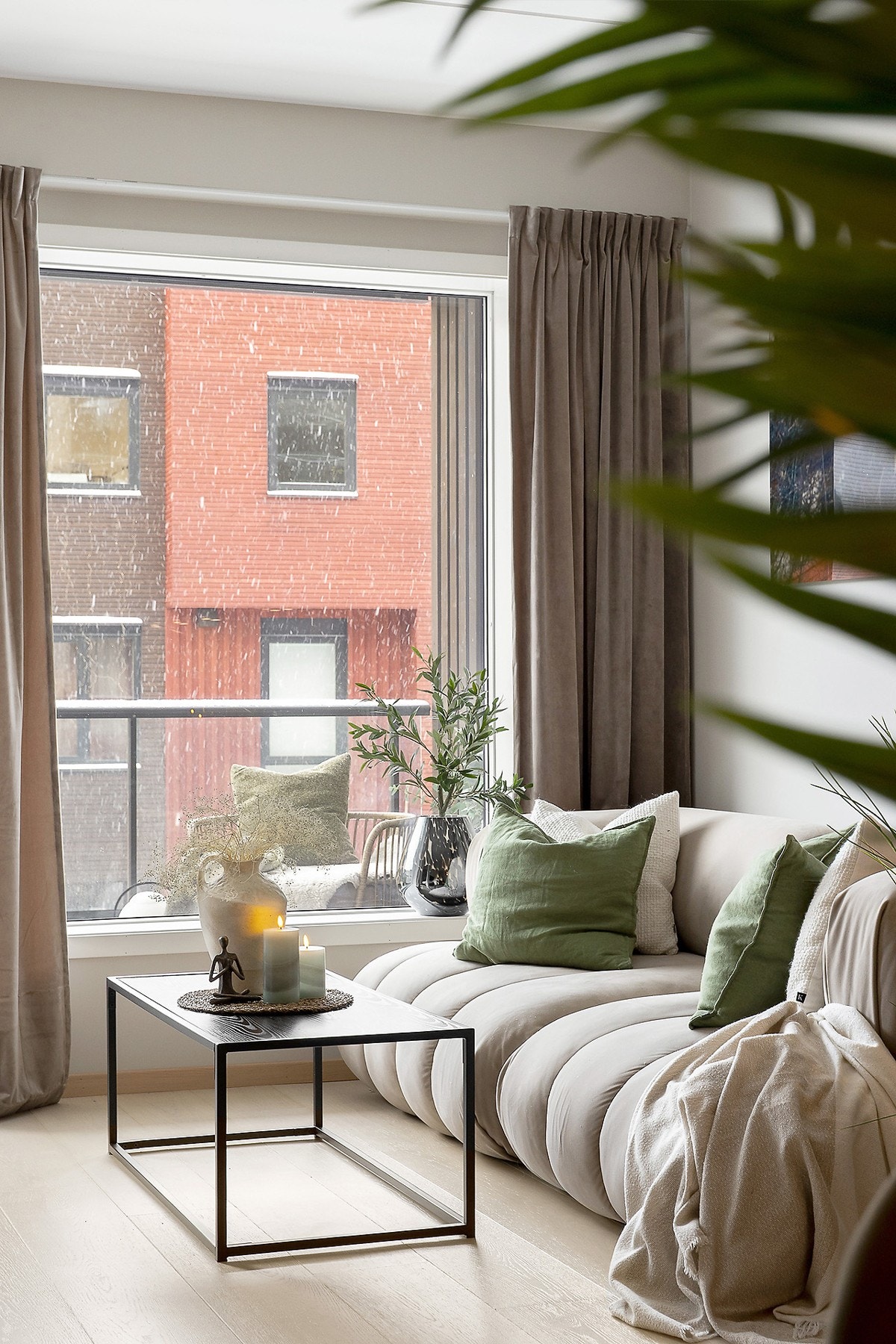 Store vindusflater som slipper inn rikelig med naturlig lys Galleribilde