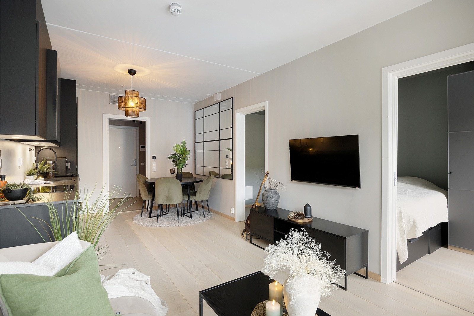 Fin plass til både sofa og spisebord Galleribilde