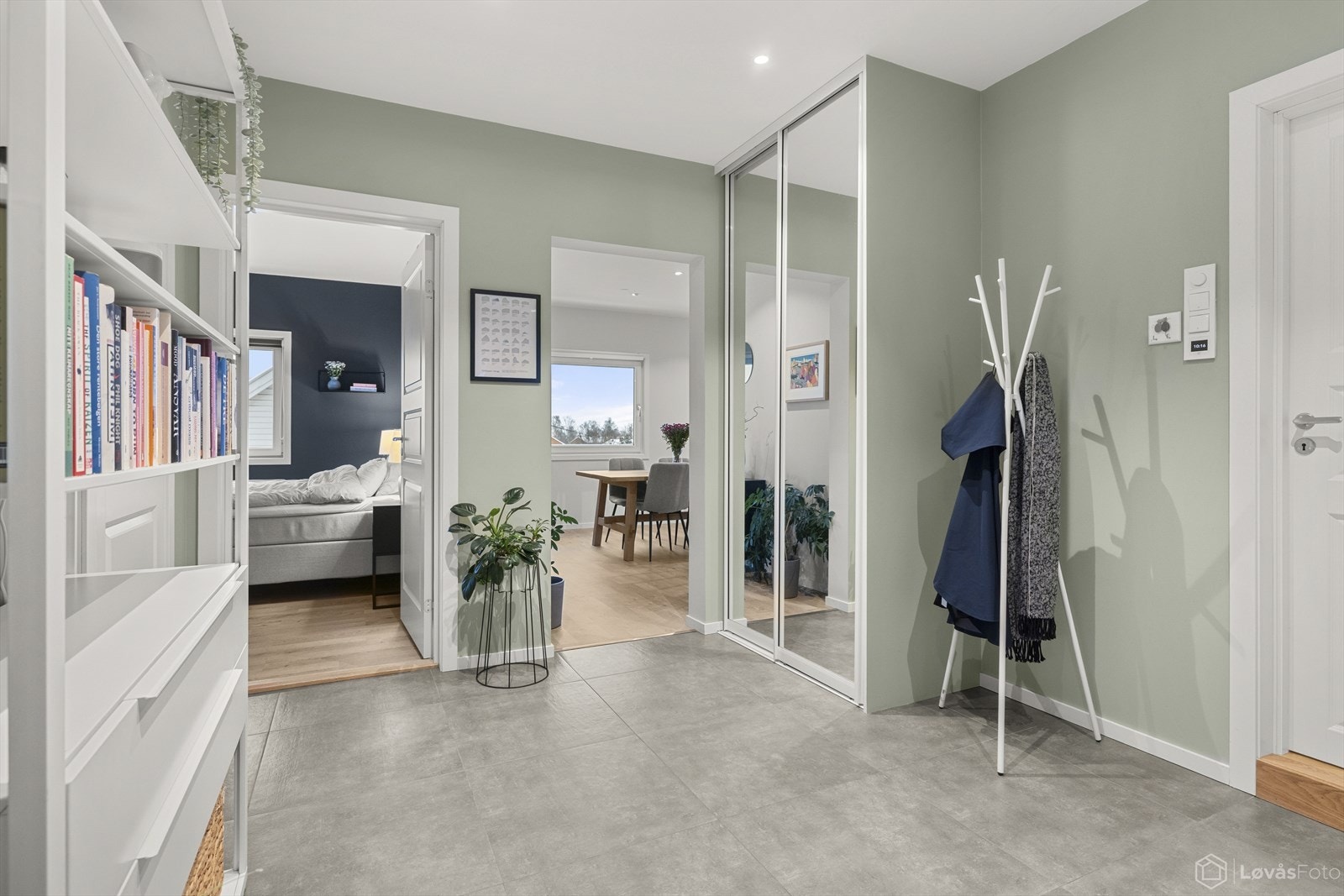 Romslig og innbydende entré med god garderobeløsning og flislagt gulv med elektrisk gulvvarme. Galleribilde