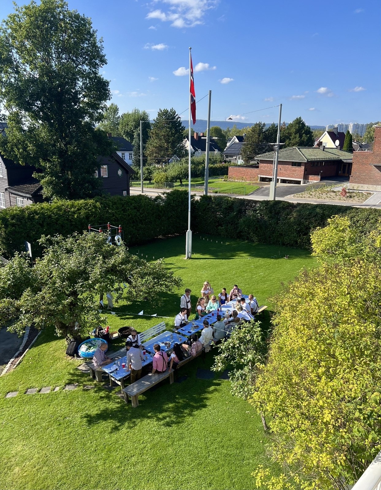 Selgers bilde, hagen er benyttet flittig til sosiale sammenkomster og moro Galleribilde