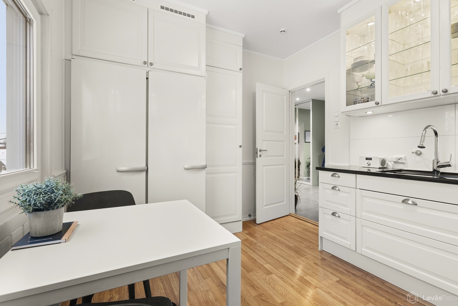 Kjøkkenet har god oppbevaringsplass og naturlig adkomst mot entré og øvrige oppholdsrom. Galleribilde