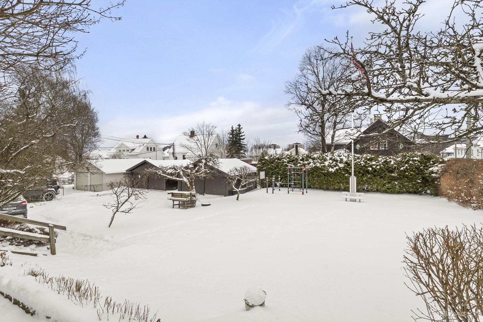 Stor felles hage med god boltreplass for store og små. Galleribilde