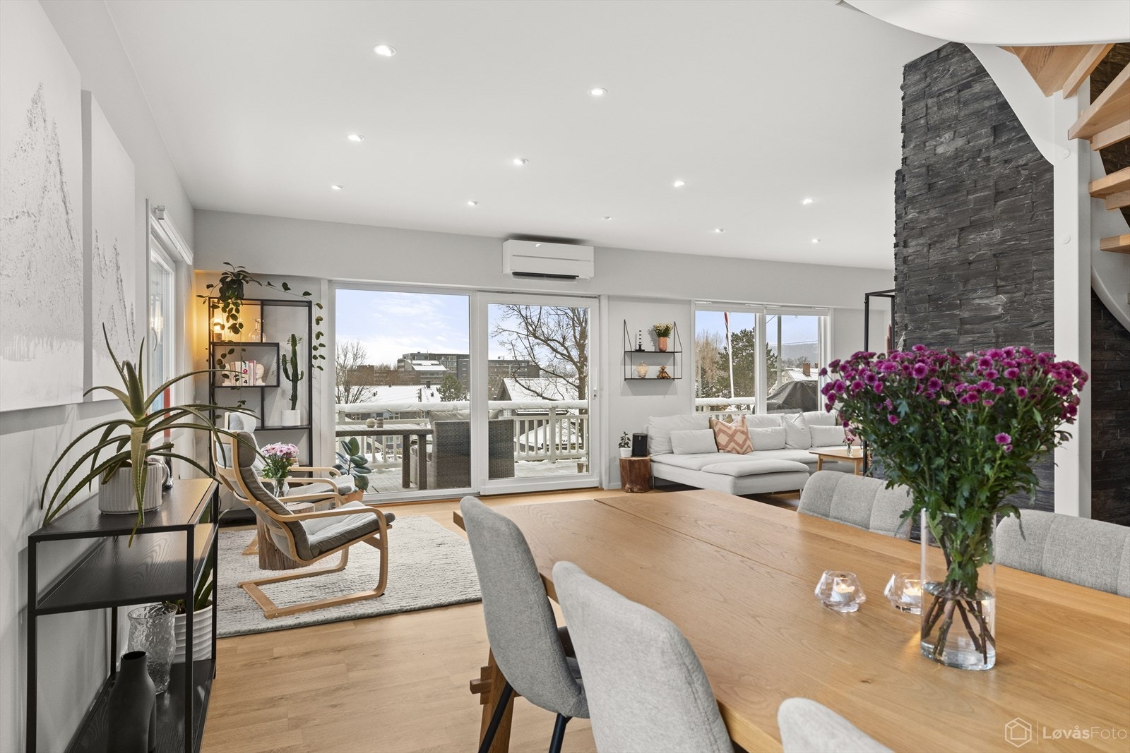 En lys og gjennomgående leilighet på 129m² med utsikt, peis, solrike uteplasser og en sjelden eneboerfølelse - komplett med loft og egen garasje. Galleribilde