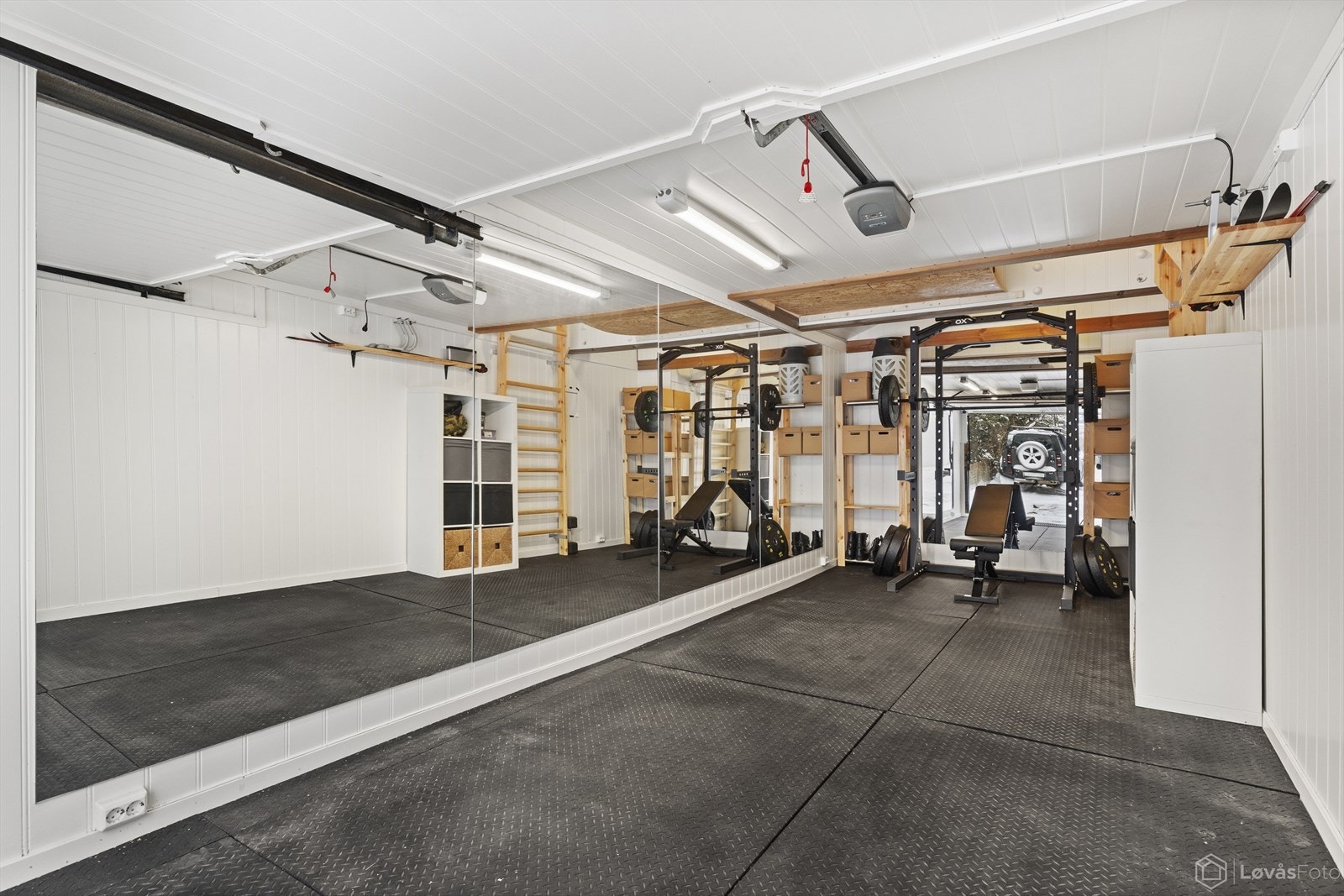 Pent innredet garasje, i dag benyttet som treningsrom. Galleribilde