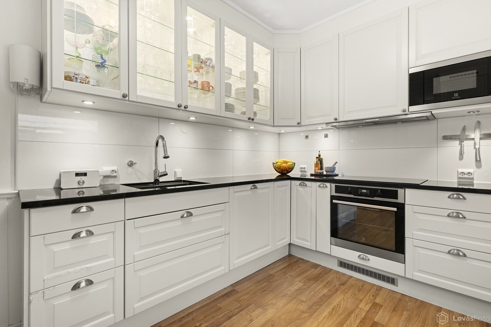 Epoq kjøkkeninnredning fra 2014/2015 med solide fronter, granittbenkeplate og integrerte hvitevarer. Galleribilde