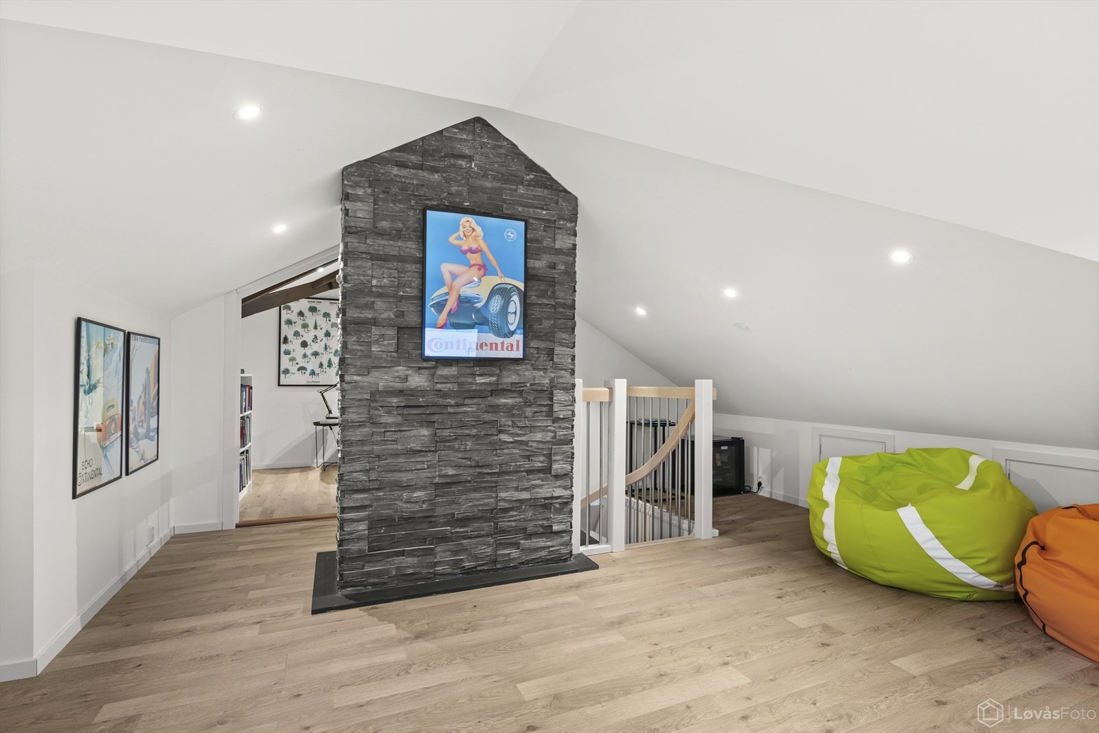 Loftet er innredet som en kombinert arbeids- og oppholdssone, med plass til hjemmekontor, TV-stue eller lekerom. Galleribilde