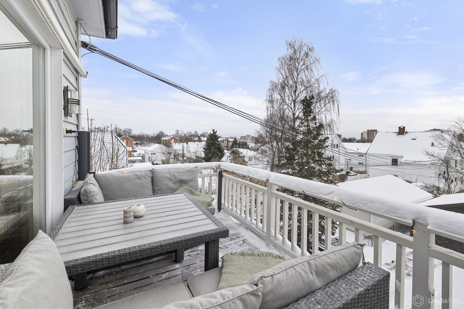 Verandaen gir fleksible bruksmuligheter og god plass til møblering, enten du ønsker spiseplass, lounge eller begge deler. Galleribilde